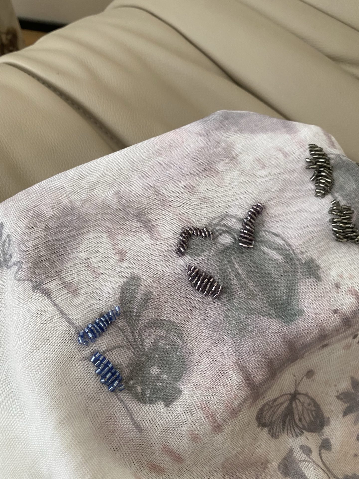 26SS 早春新款奶白印花微透长袖上衣采用打造松弛落肩版型，奶白色自带柔光滤镜，微透纱感面料正面做旧植物