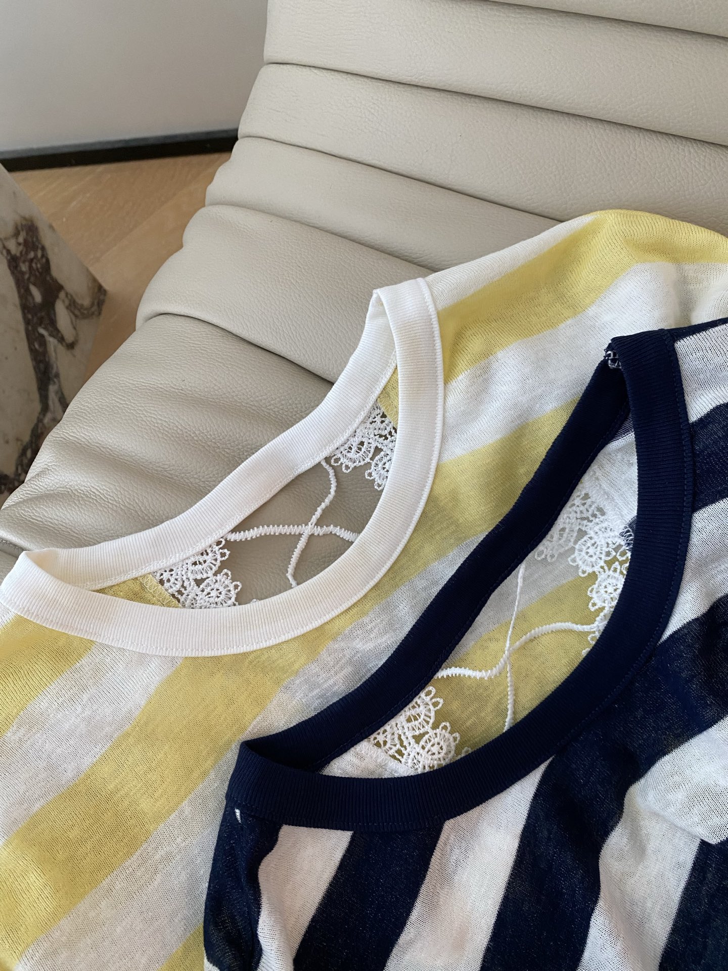 26SS 早春新款条纹微透防晒长袖上衣，采用松弛落肩版型打造随性慵懒感，黄白/藏青撞色自带清爽滤镜，微透