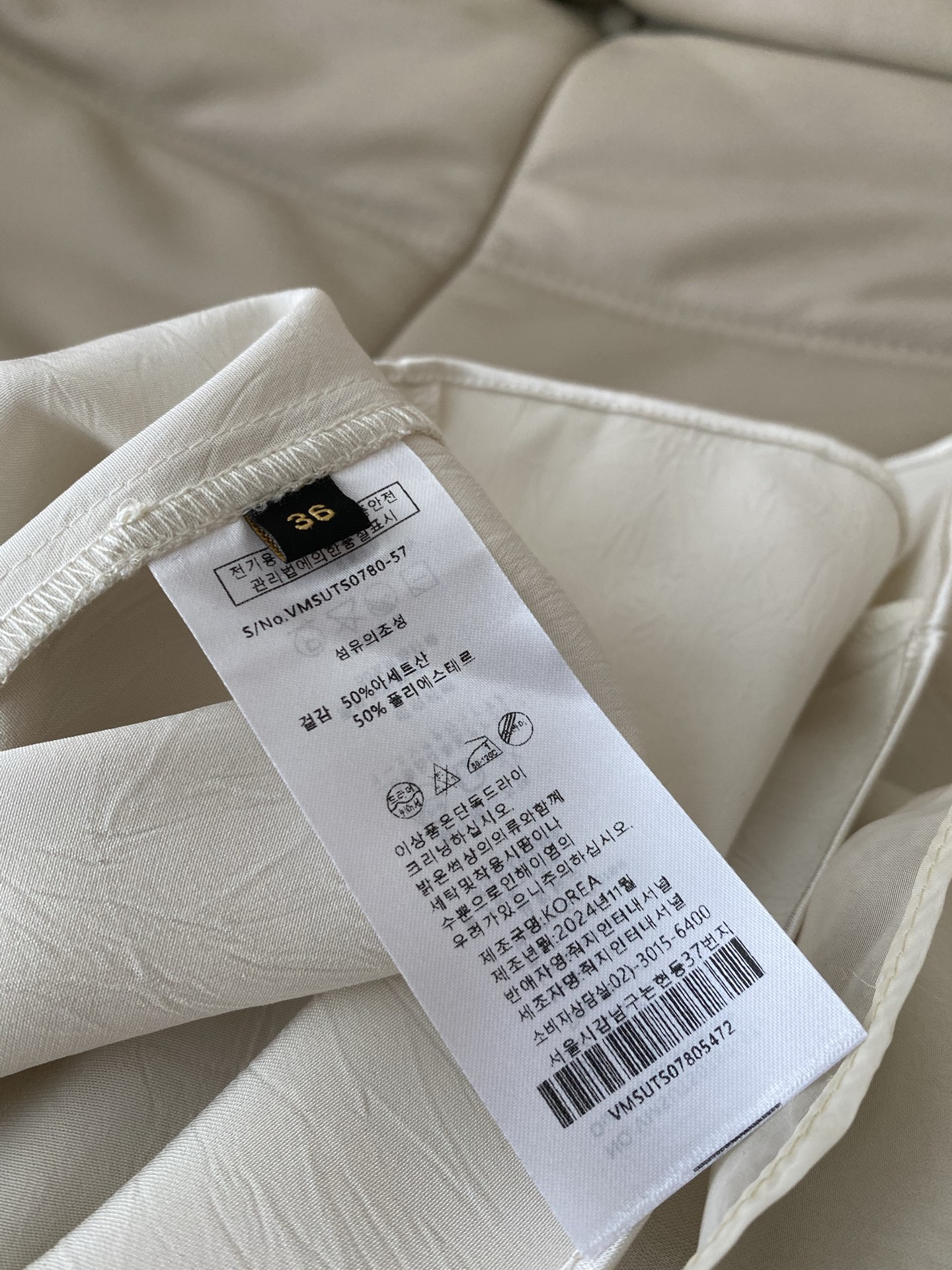 26SS 早春新款奶白缎面双层A字半裙采用垂顺柔滑的醋酸缎面打造温柔高腰版型奶白色自带柔光滤镜双层微透下