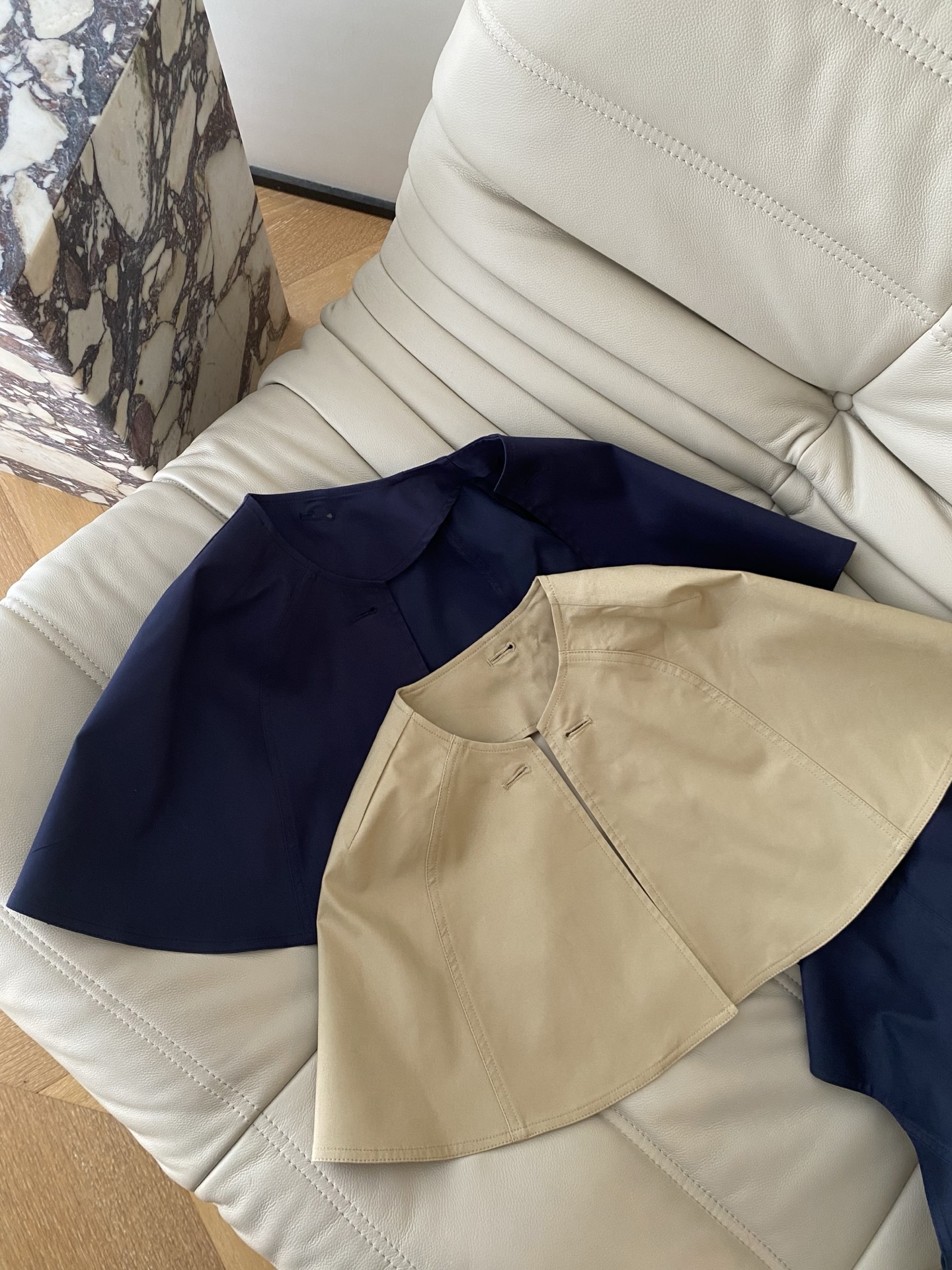 26SS 春夏新款 | 英伦风斗篷式风衣马甲套装采用垂坠抗皱高密风衣料打造，可拆卸斗篷设计，一衣两穿解锁