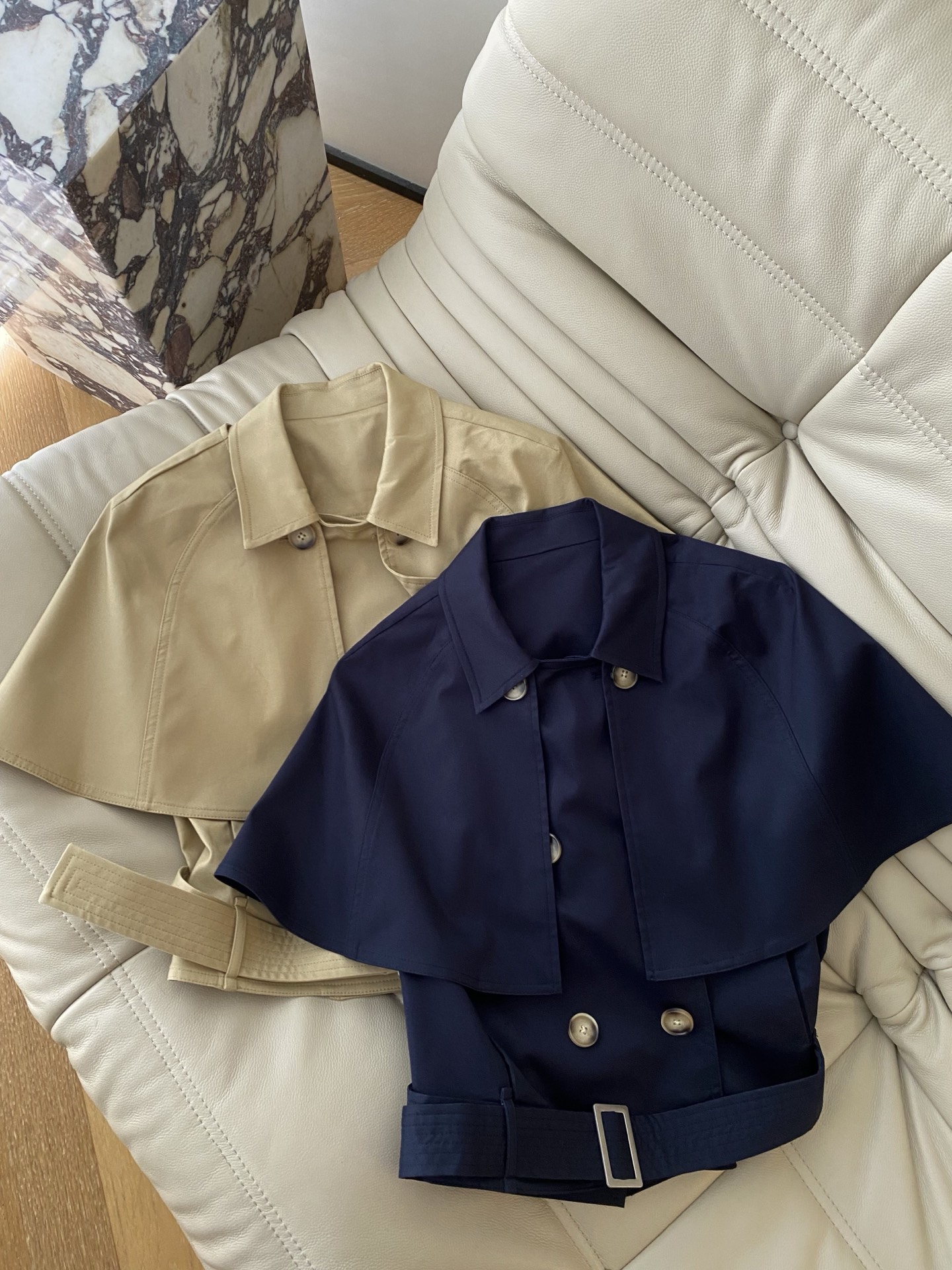 26SS 春夏新款 | 英伦风斗篷式风衣马甲套装采用垂坠抗皱高密风衣料打造，可拆卸斗篷设计，一衣两穿解锁