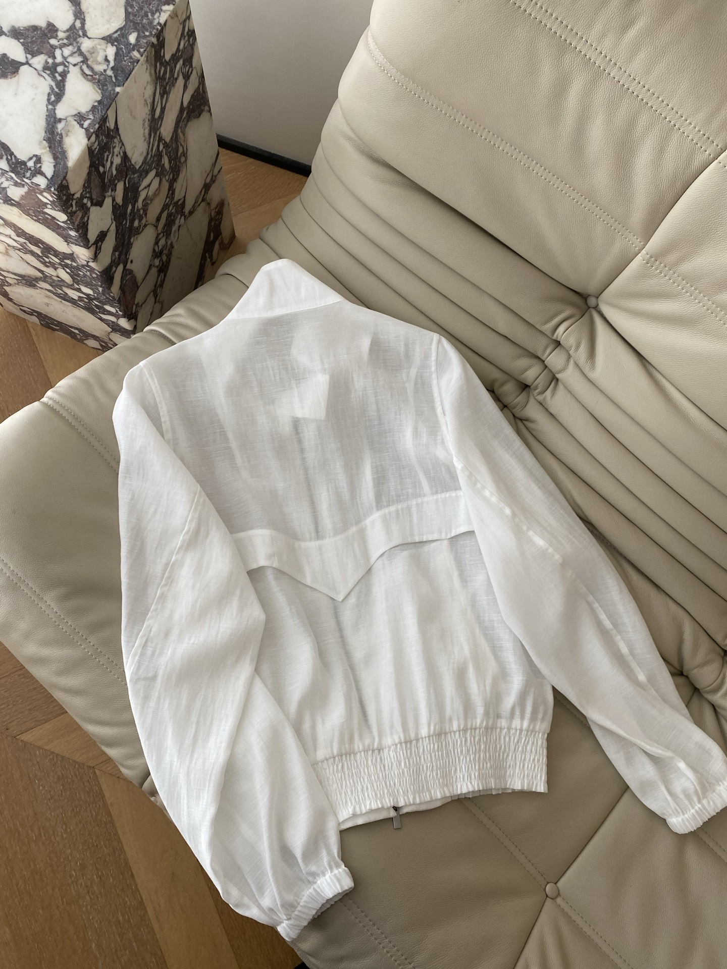 26SS 春夏新款 | 微透亚麻防晒夹克采用高支亚麻混纺面料打造，轻透肌理自带呼吸感立领拉链设计+下摆松