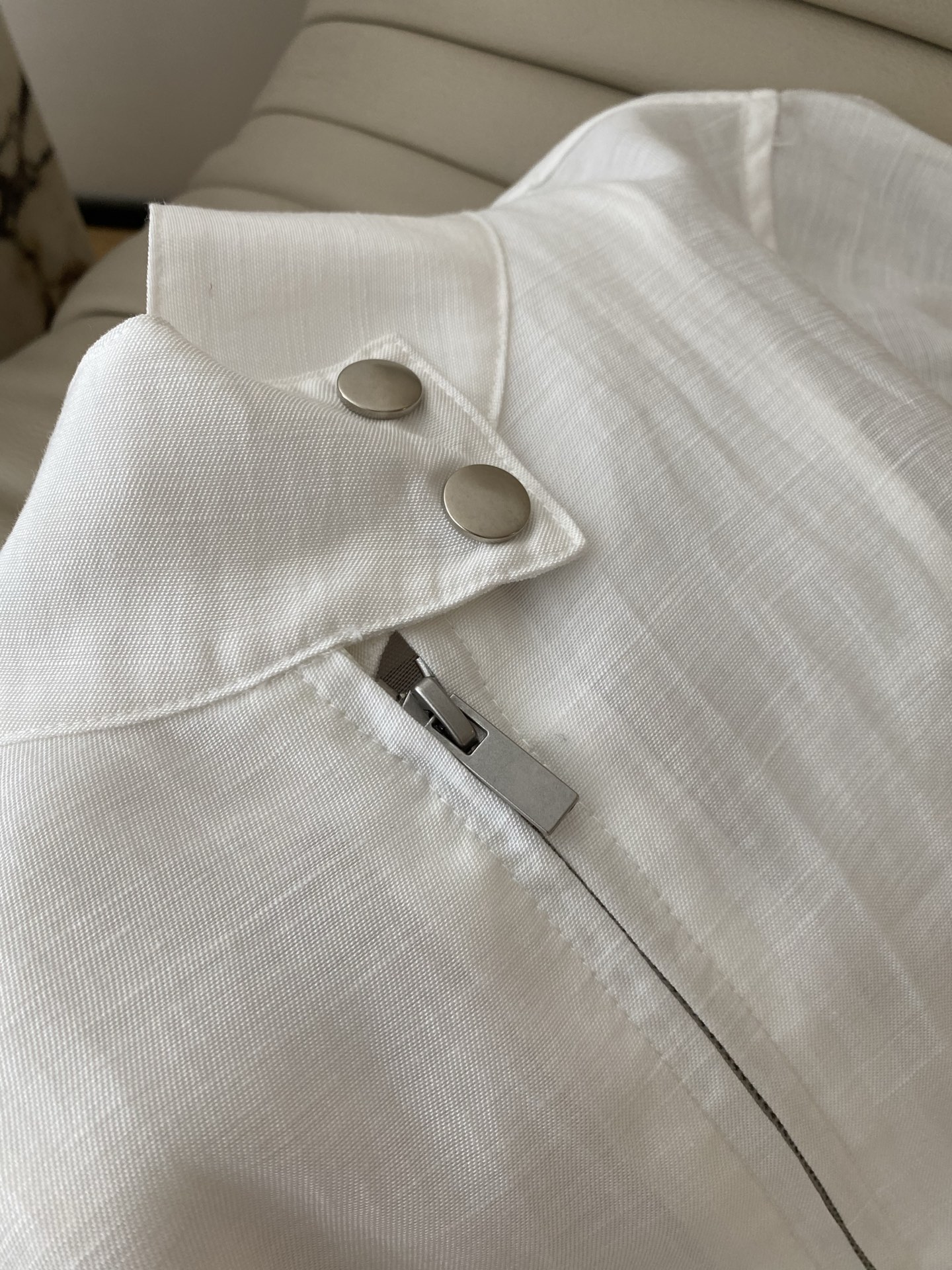 26SS 春夏新款 | 微透亚麻防晒夹克采用高支亚麻混纺面料打造，轻透肌理自带呼吸感立领拉链设计+下摆松