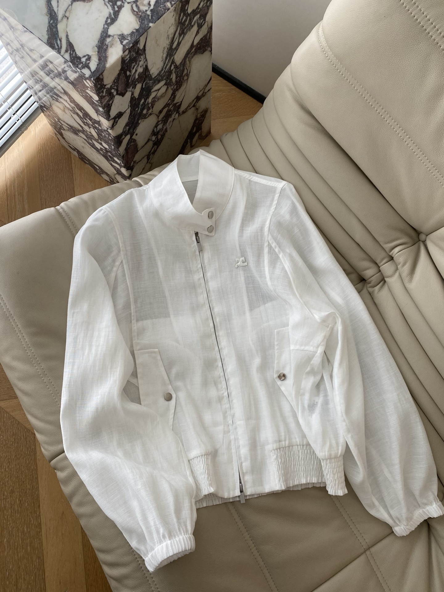 26SS 春夏新款 | 微透亚麻防晒夹克采用高支亚麻混纺面料打造，轻透肌理自带呼吸感立领拉链设计+下摆松