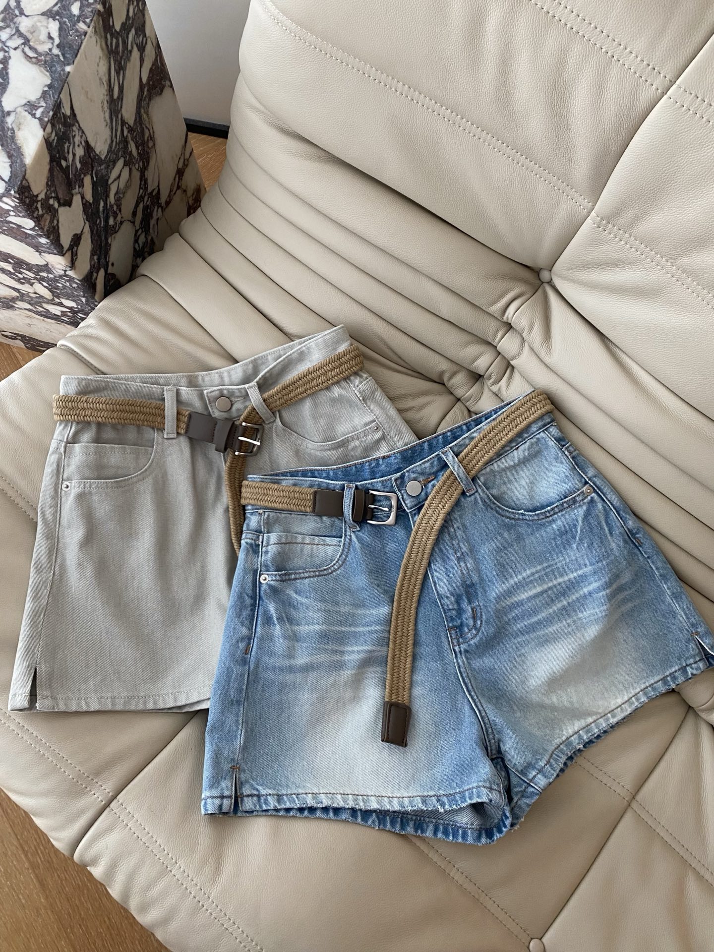 26SS 春夏新款 | 水洗牛仔短裤&短裙，做旧磨白自带复古松弛氛围，搭配编织皮带与质感五金扣，软牛仔面