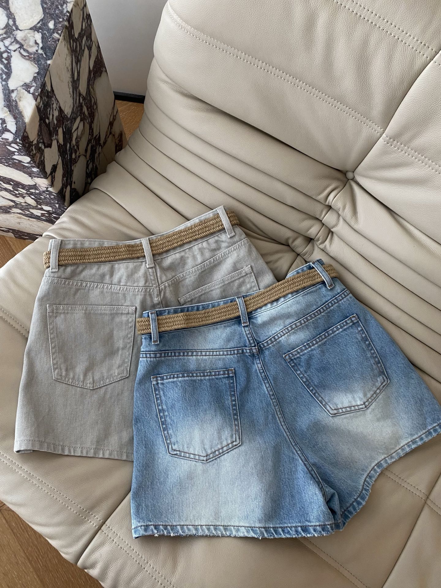 26SS 春夏新款 | 水洗牛仔短裤&短裙，做旧磨白自带复古松弛氛围，搭配编织皮带与质感五金扣，软牛仔面