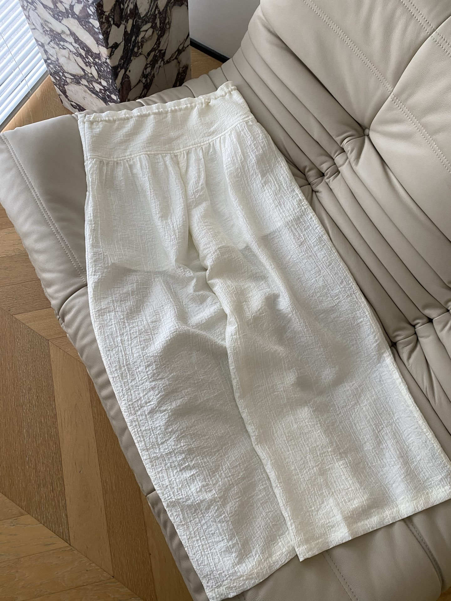 26SS 春夏新款 肌理感白透阔腿裤采用皱感肌理棉面料打造高腰直筒版型，奶白通透质感自带清冷柔焦滤镜，高