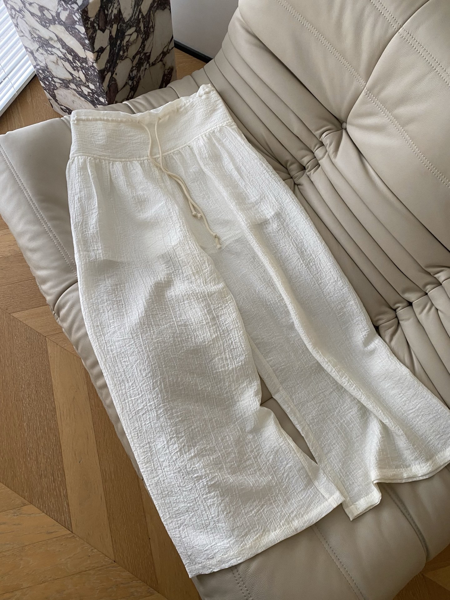 26SS 春夏新款 肌理感白透阔腿裤采用皱感肌理棉面料打造高腰直筒版型，奶白通透质感自带清冷柔焦滤镜，高