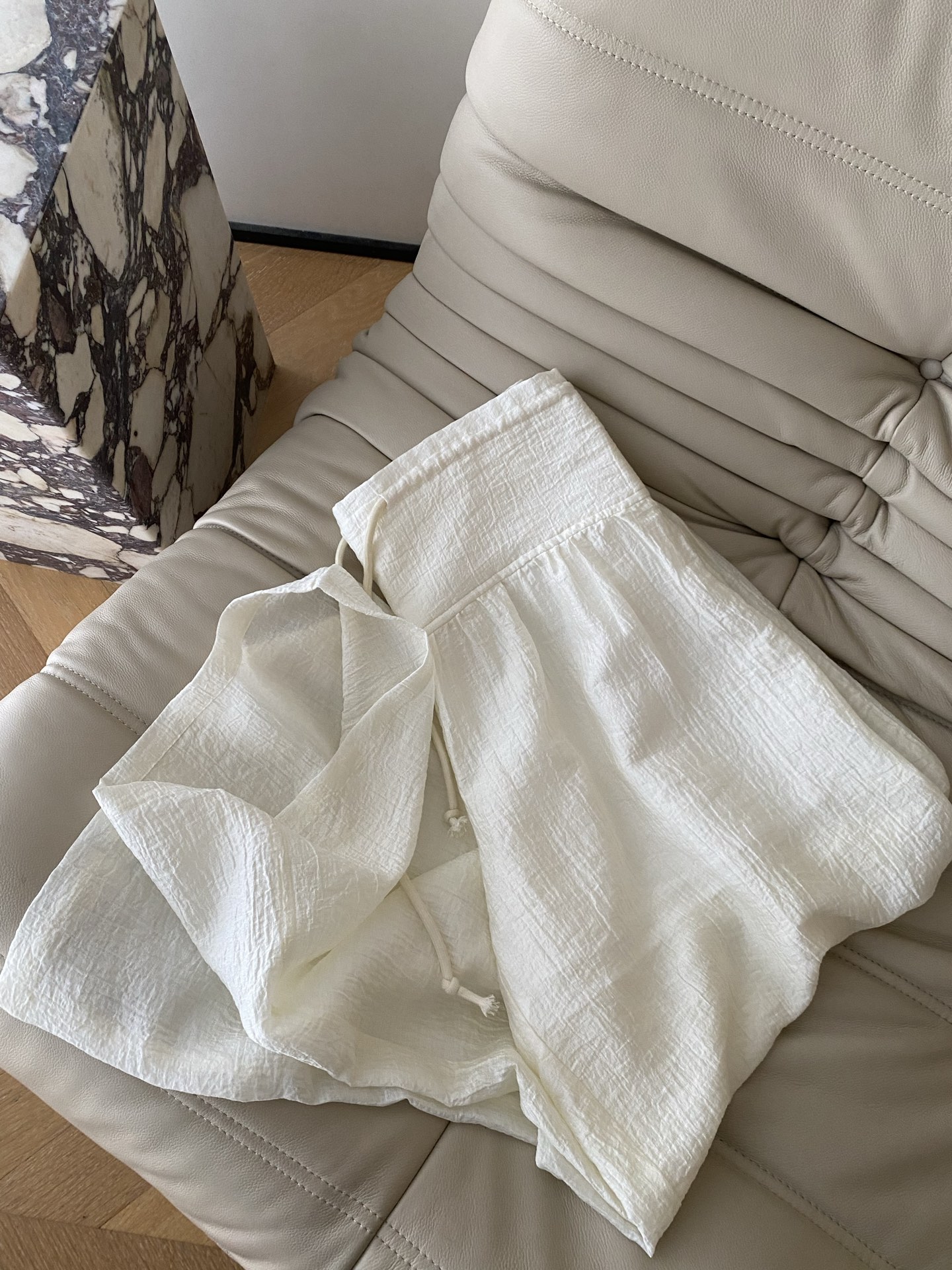 26SS 春夏新款 肌理感白透阔腿裤采用皱感肌理棉面料打造高腰直筒版型，奶白通透质感自带清冷柔焦滤镜，高