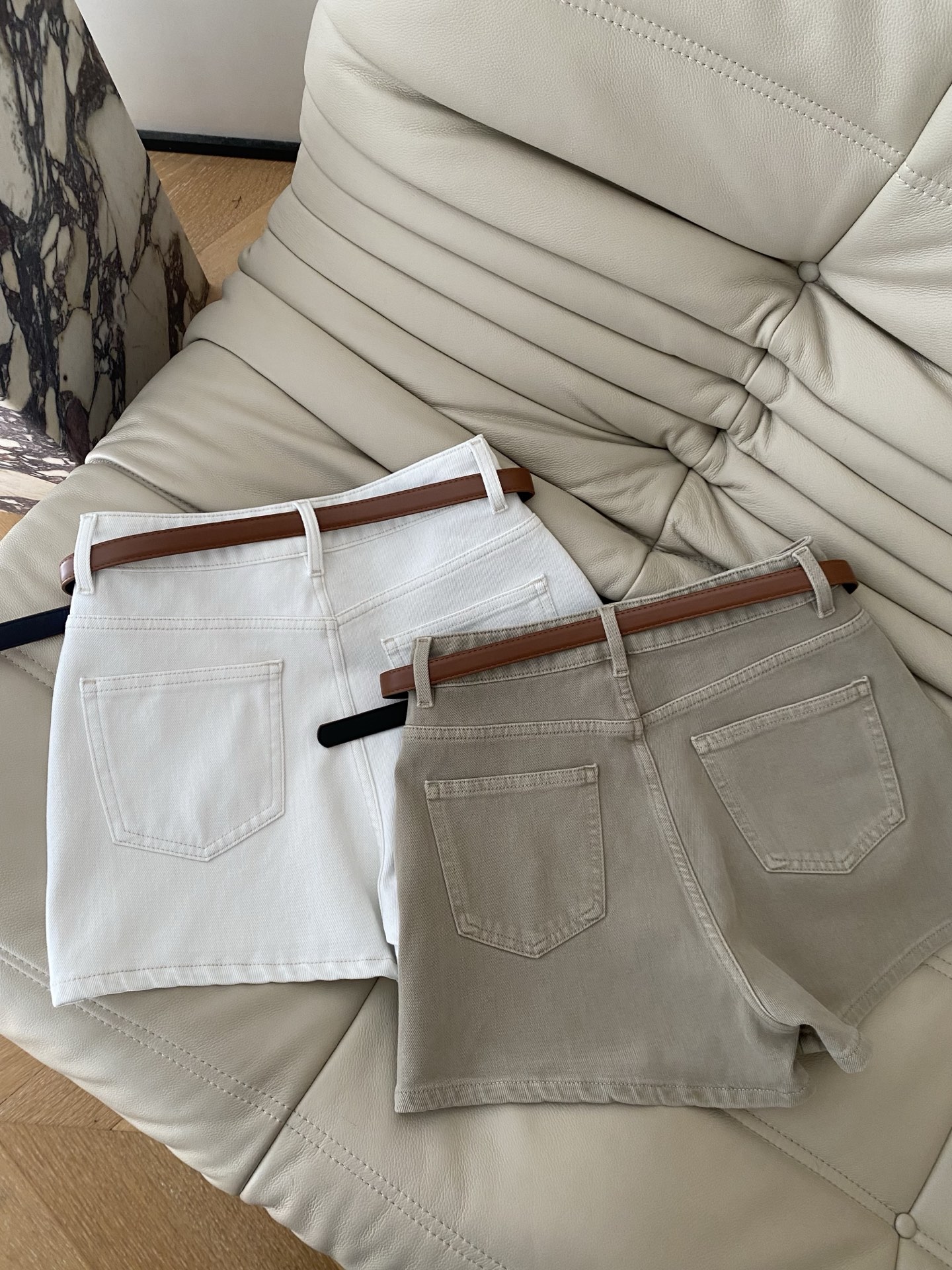 26SS 春夏新款 | 附腰带小马刺绣牛仔短裙，高支棉斜纹面料打造利落版型，高腰A字剪裁+精致小马刺绣自