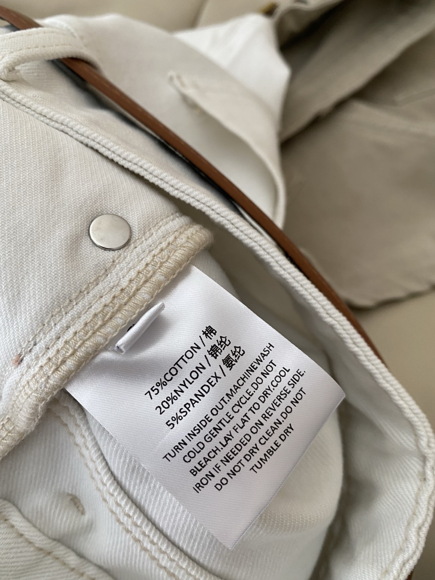 26SS 春夏新款 | 附腰带小马刺绣牛仔短裙，高支棉斜纹面料打造利落版型，高腰A字剪裁+精致小马刺绣自