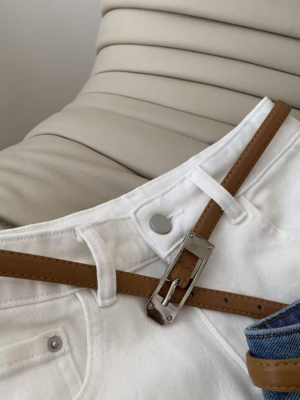 26SS 早春新款附腰带牛仔短裙采用高支软牛仔面料打造高腰A字版型，复古洗水蓝+纯净奶白双色自带清爽滤镜