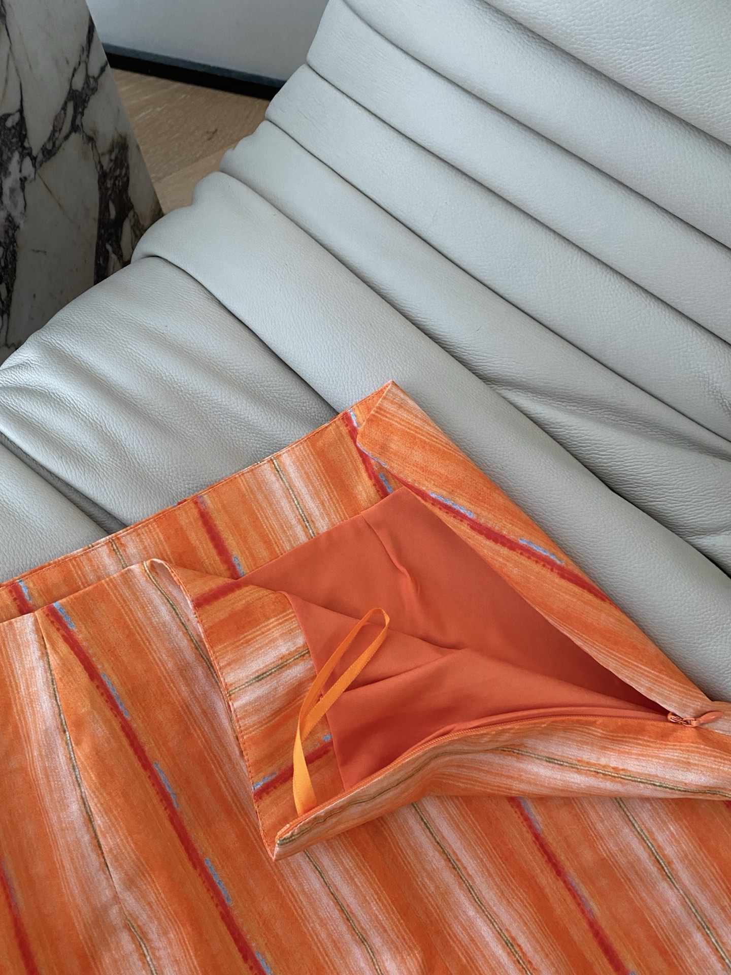 26SS 春夏新款 | 橙调竖条纹纯棉感半身短裙，采用全棉面料打造利落直筒版型，亮橙撞色条纹自带元气滤镜