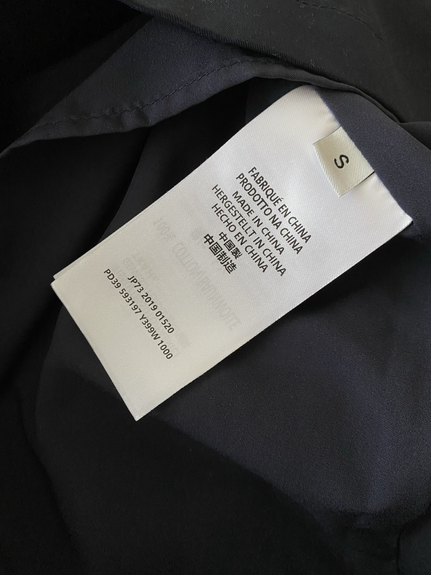 26SS 春夏新款 | 藏青收腰无袖衬衫连衣裙采用挺括抗皱高密斜纹面料打造，利落翻领+单排扣设计，自带利