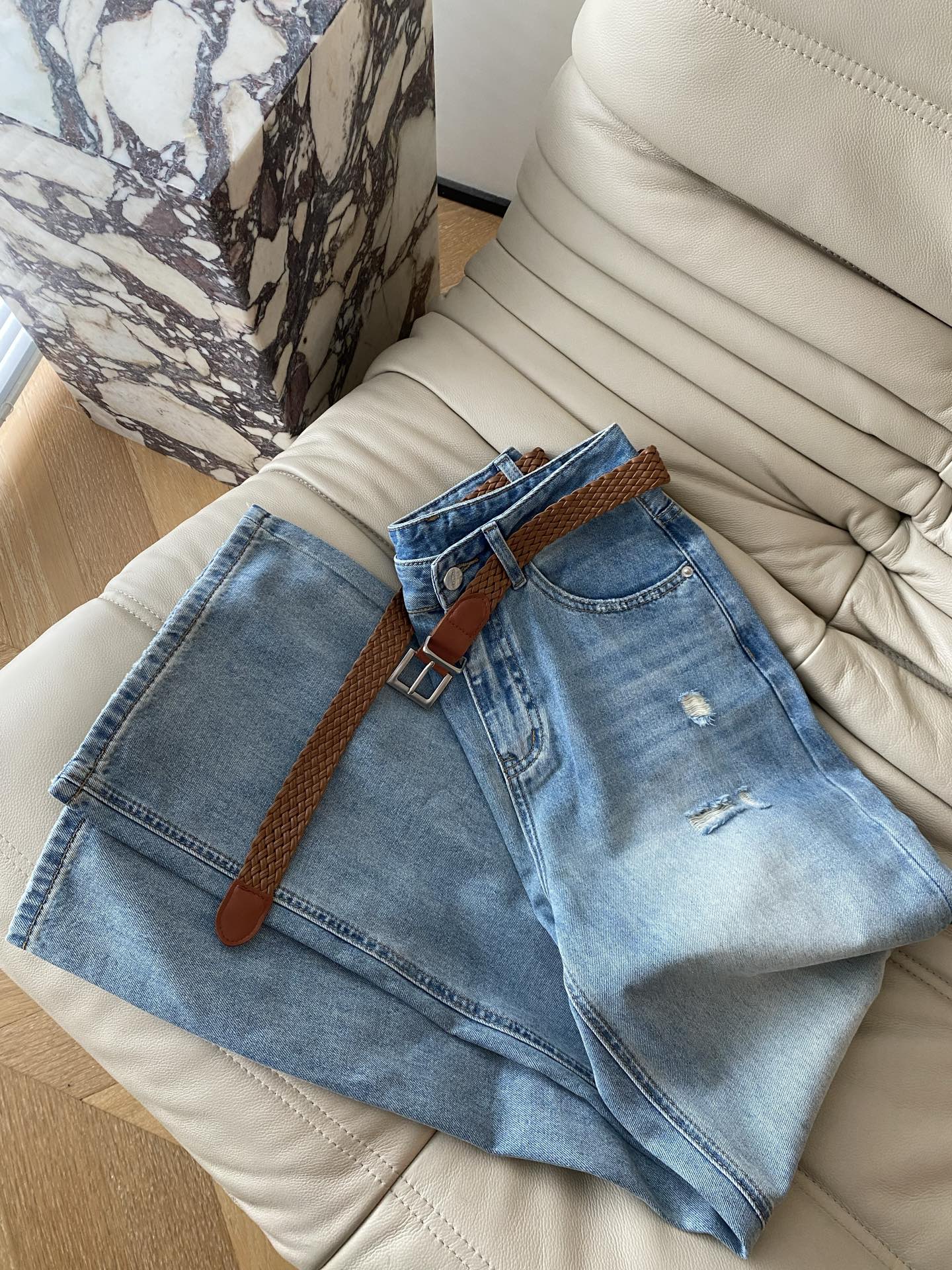 26SS 春夏新款 | 做旧破洞阔腿牛仔裤水洗牛仔自带复古松弛感，磨白褪色+手工破洞自带随性街头氛围腰头