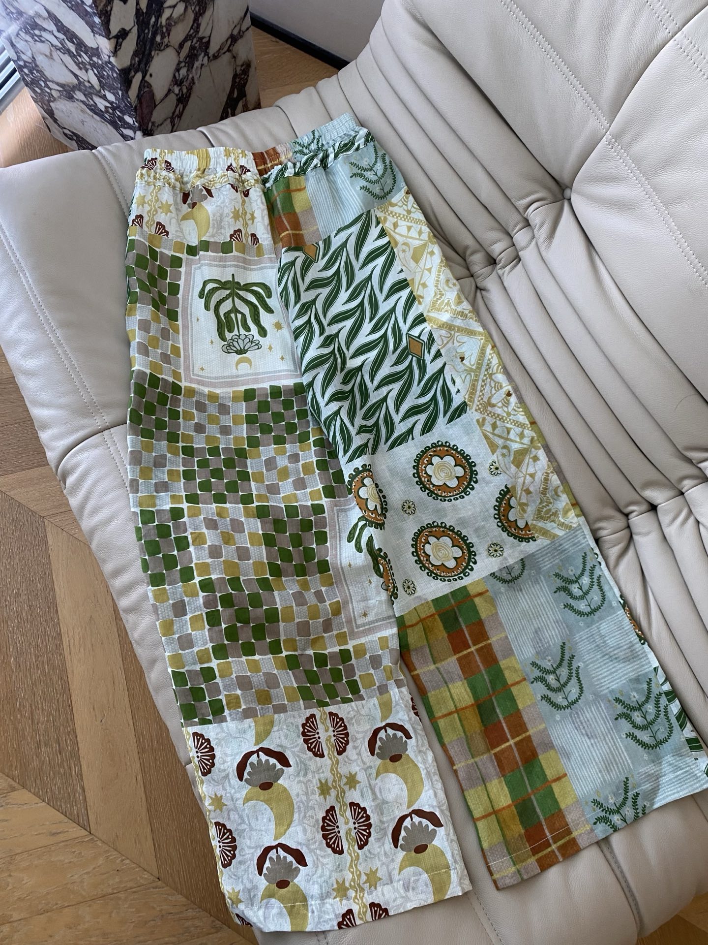 26SS 春夏新款 | 波西米亚印花苎麻阔腿裤采用透气亚麻面料打造宽松直筒阔腿版型，自带慵懒松弛滤镜，拼