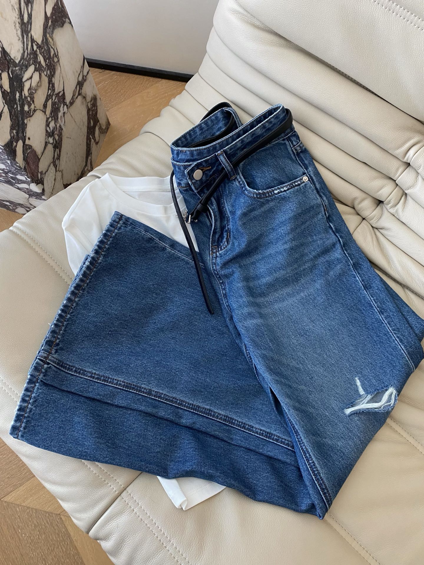 26SS 春夏新款 | 复古破洞阔腿牛仔裤，采用重磅水洗牛仔面料打造高腰直筒阔腿版型，复古做旧靛蓝色自带