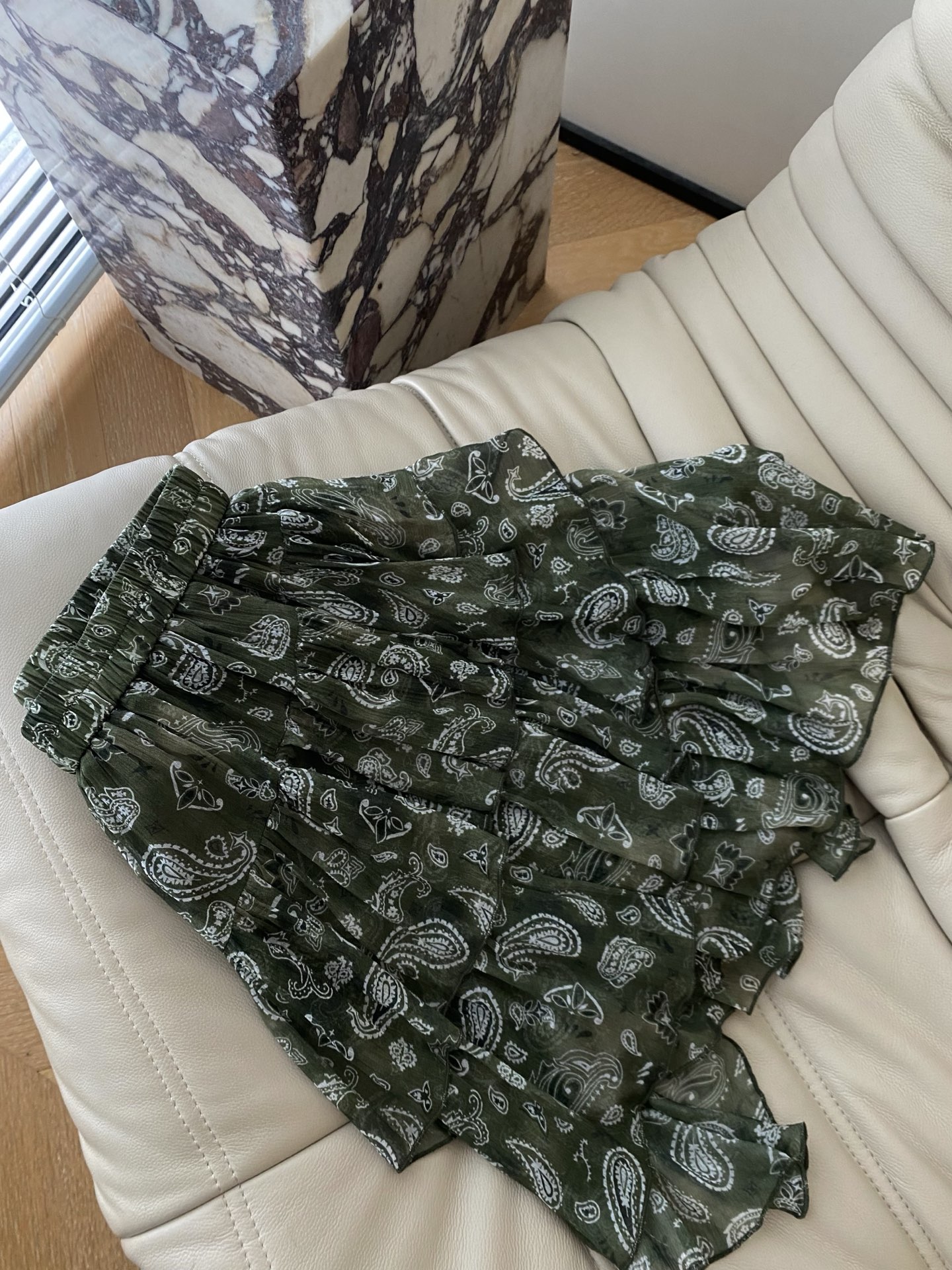26SS 春夏新款 | 军绿腰果花荷叶边雪纺短裙采用柔皱雪纺面料打造飘逸蛋糕裙版型，深绿底白腰果花自带复