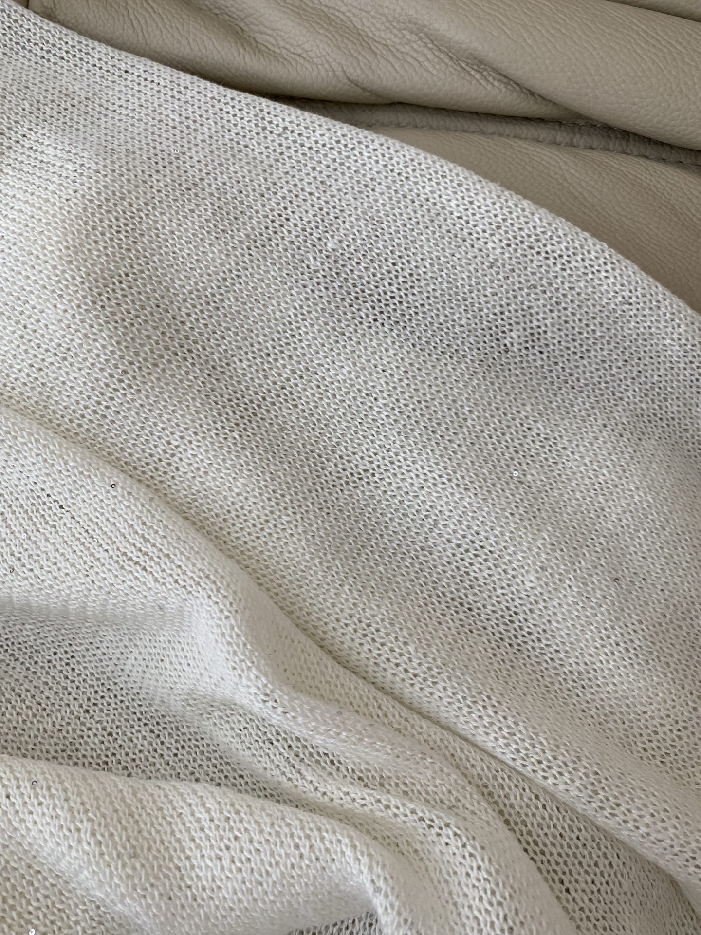 26SS 春夏新款 | 清透V领钉珠微透针织罩衫采用混纺网眼面料打造松弛落肩版型，米白通透肌理自带柔光滤