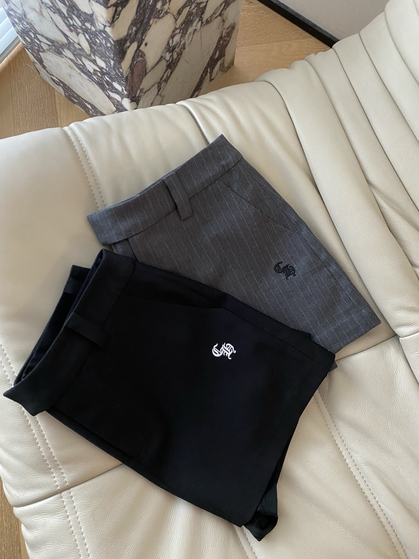 26SS 春夏新款 | 刺绣防走光西装短裙，甄选垂坠抗皱西装面料打造利落高腰廓形，自带显瘦长腿滤镜，简约