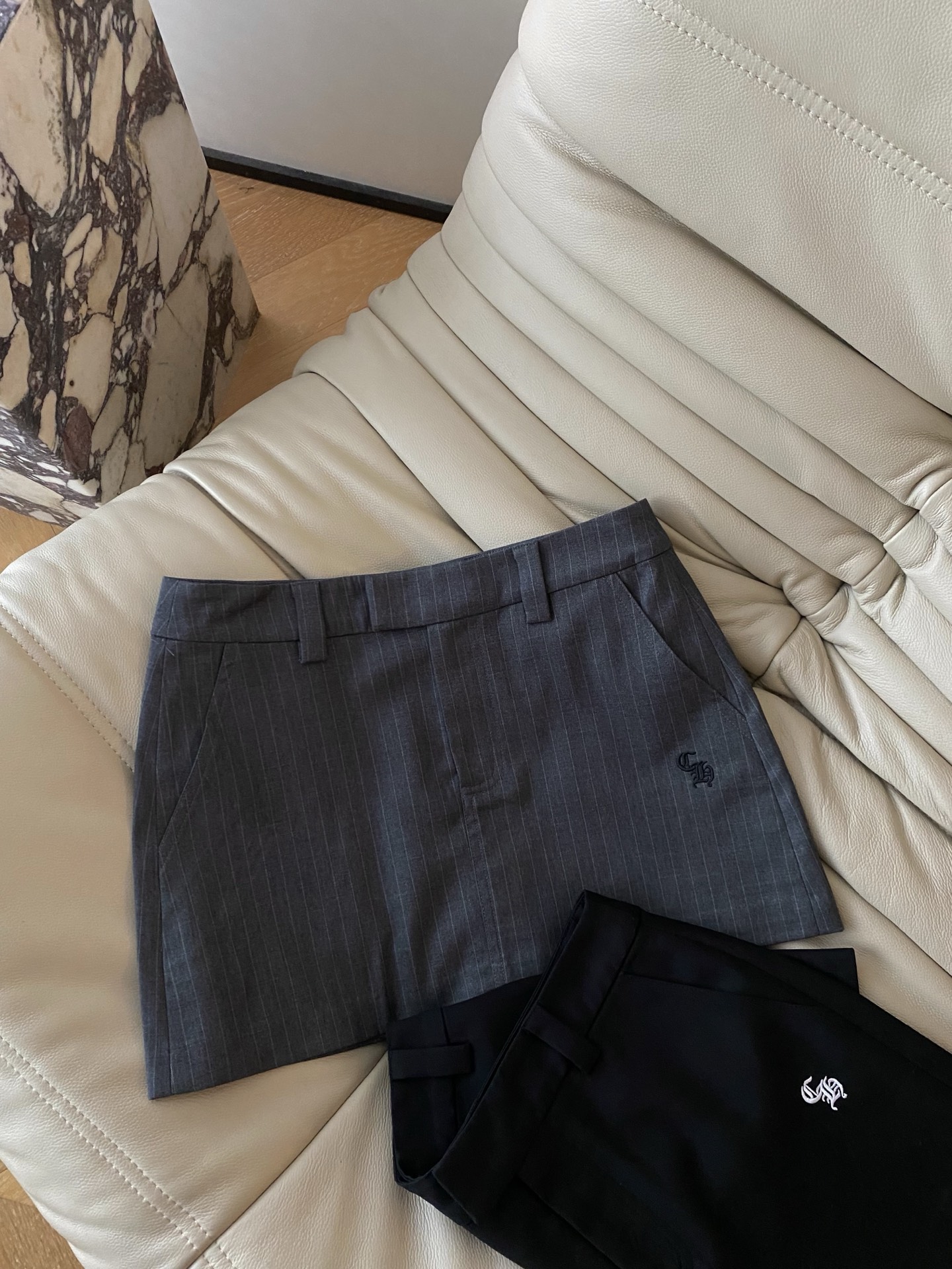 26SS 春夏新款 | 刺绣防走光西装短裙，甄选垂坠抗皱西装面料打造利落高腰廓形，自带显瘦长腿滤镜，简约