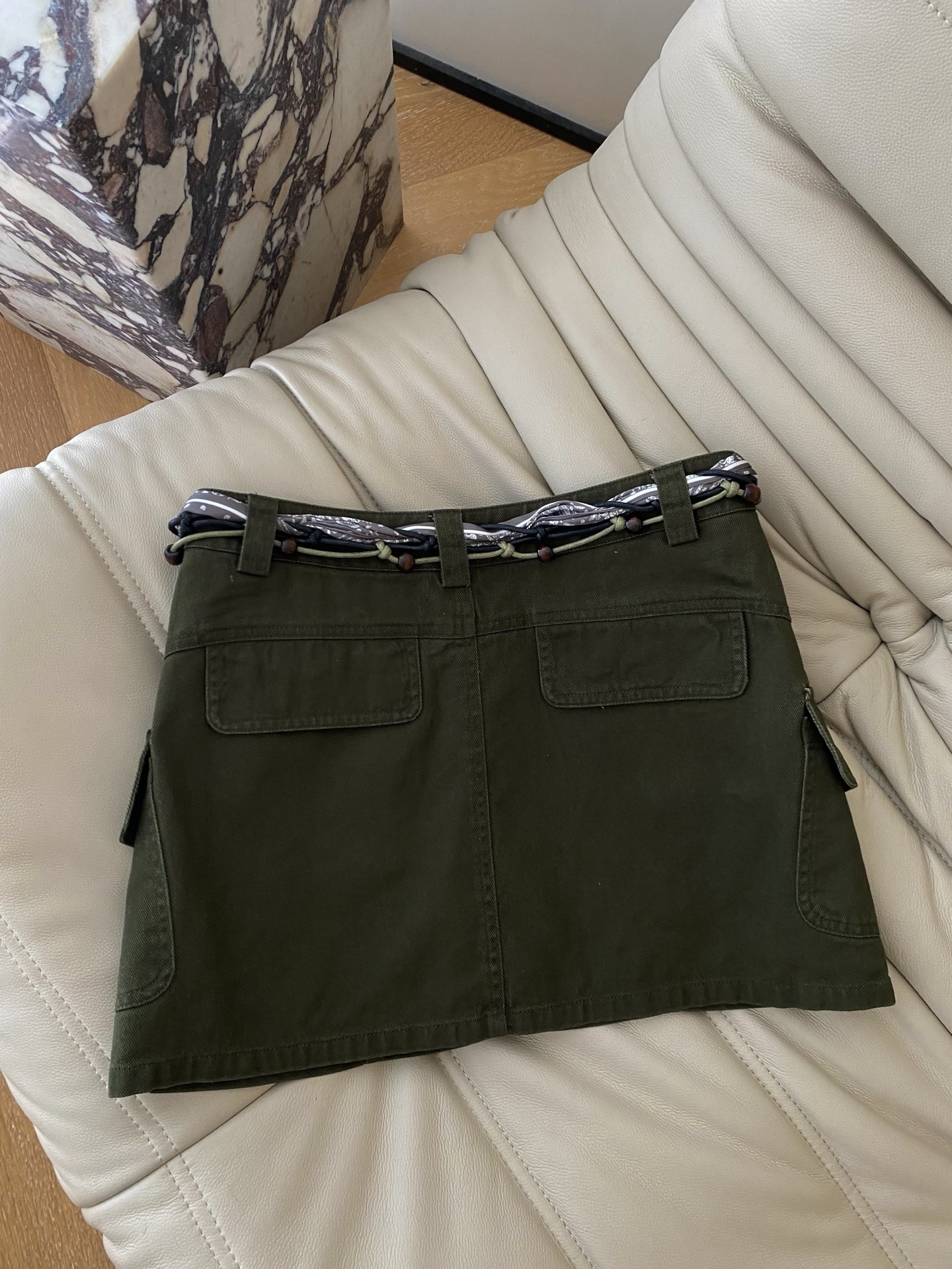 26SS 春夏新款 | 军绿工装风A字短裙高支棉斜纹工装面料打造硬挺利落版型，高腰A字剪裁+对称立体工装