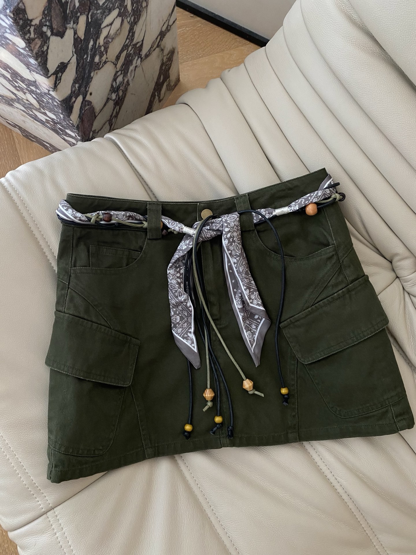 26SS 春夏新款 | 军绿工装风A字短裙高支棉斜纹工装面料打造硬挺利落版型，高腰A字剪裁+对称立体工装