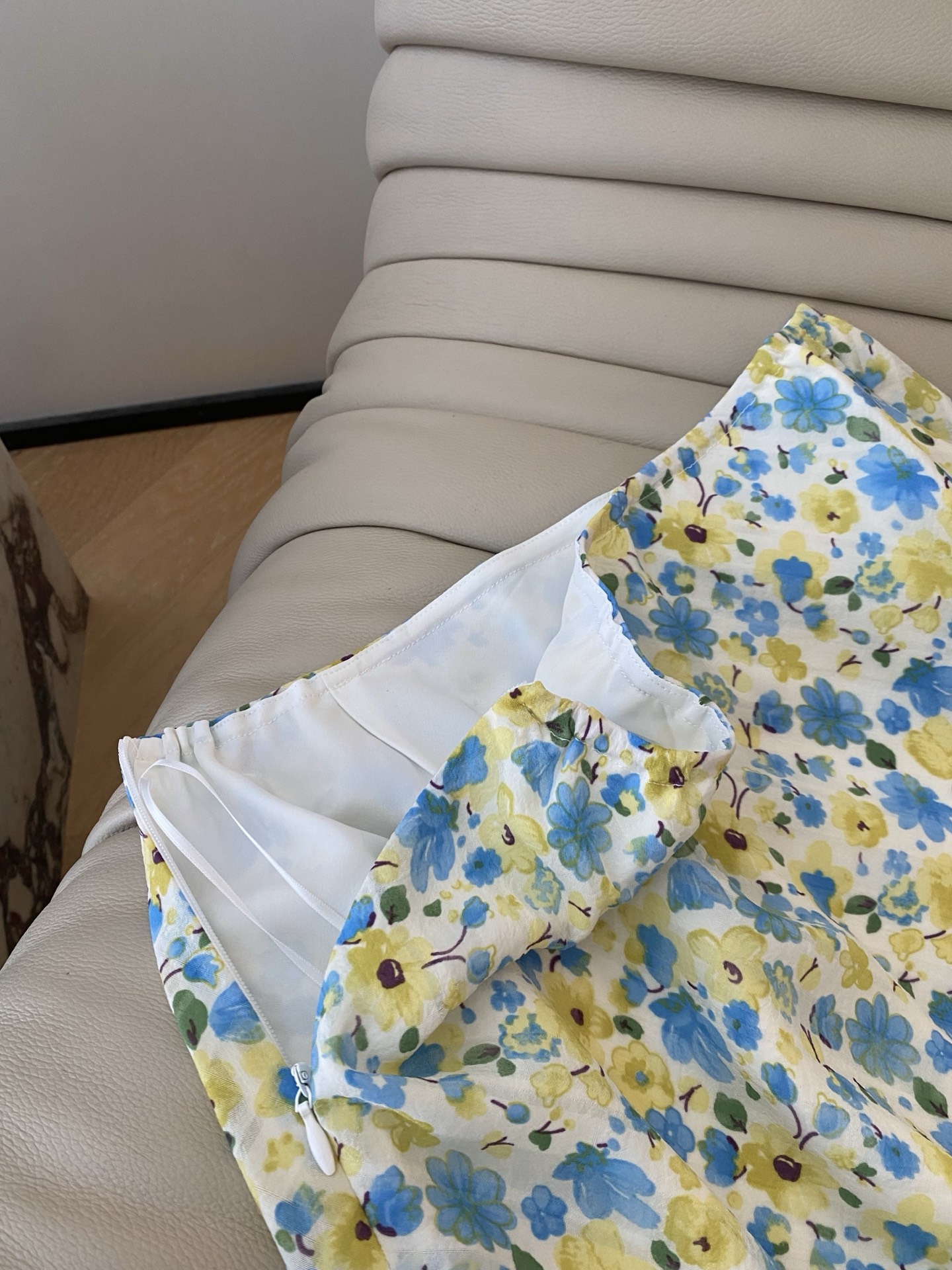 26SS 春夏新款 | 玫瑰盘花柔肤T+碎花半裙套装，采用冰感透气的柔肤面料打造微宽松落肩版型，自带松弛