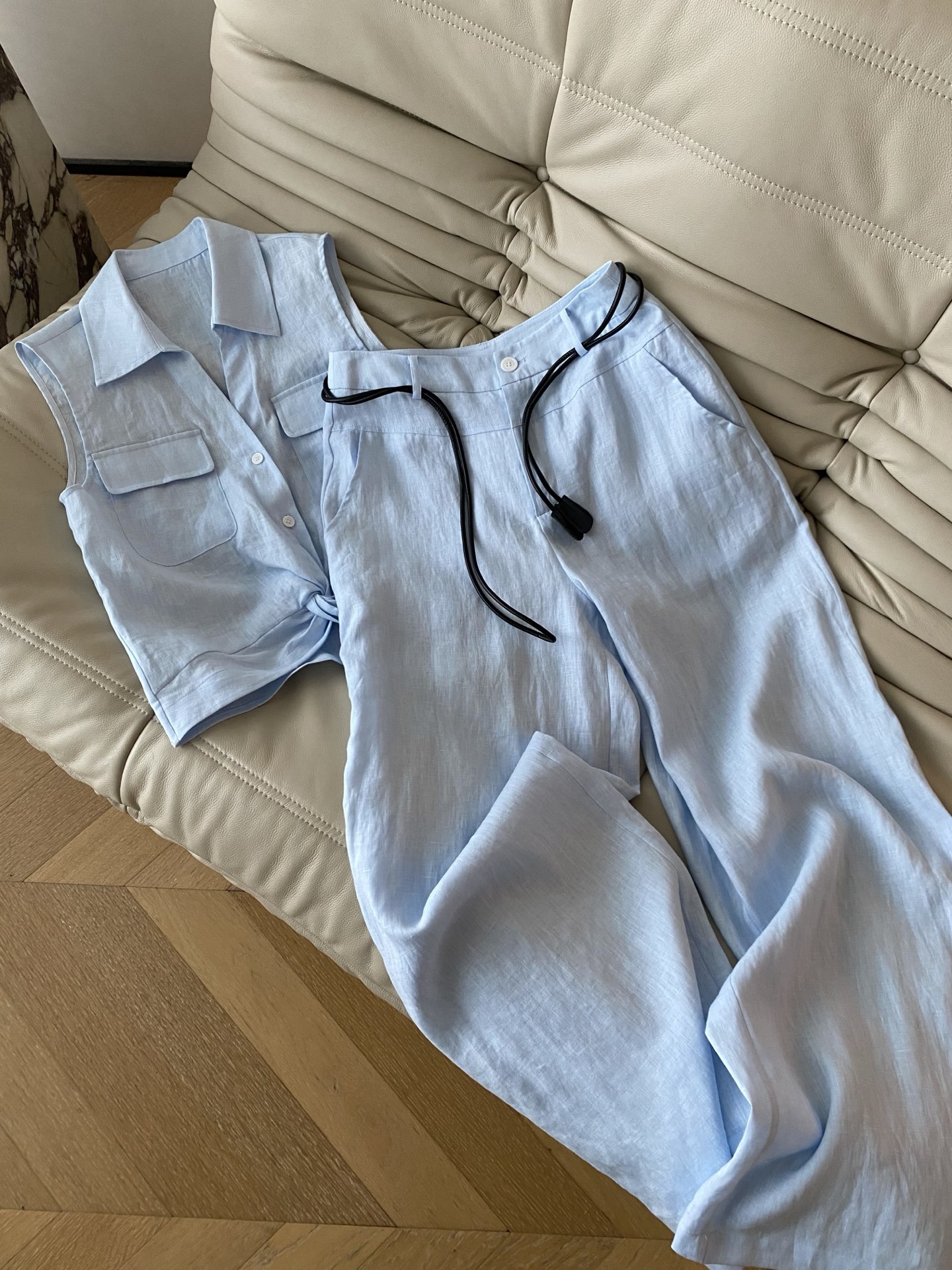 26SS 春夏新款 | 扭结翻领亚麻套装，甄选天然透气亚麻面料打造松弛无压廓形，自带清爽降温滤镜，翻领无