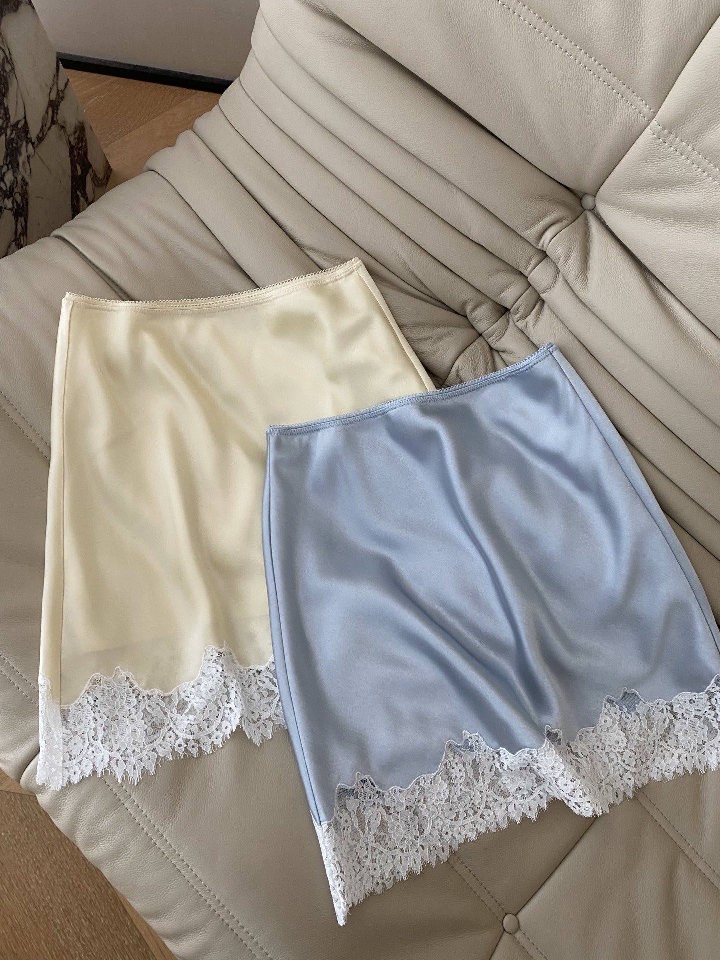 26SS 春夏新款 | 缎面蕾丝半身短裙甄选柔光顺滑缎面打造高腰短款版型，自带垂坠显瘦质感，下摆睫毛蕾丝