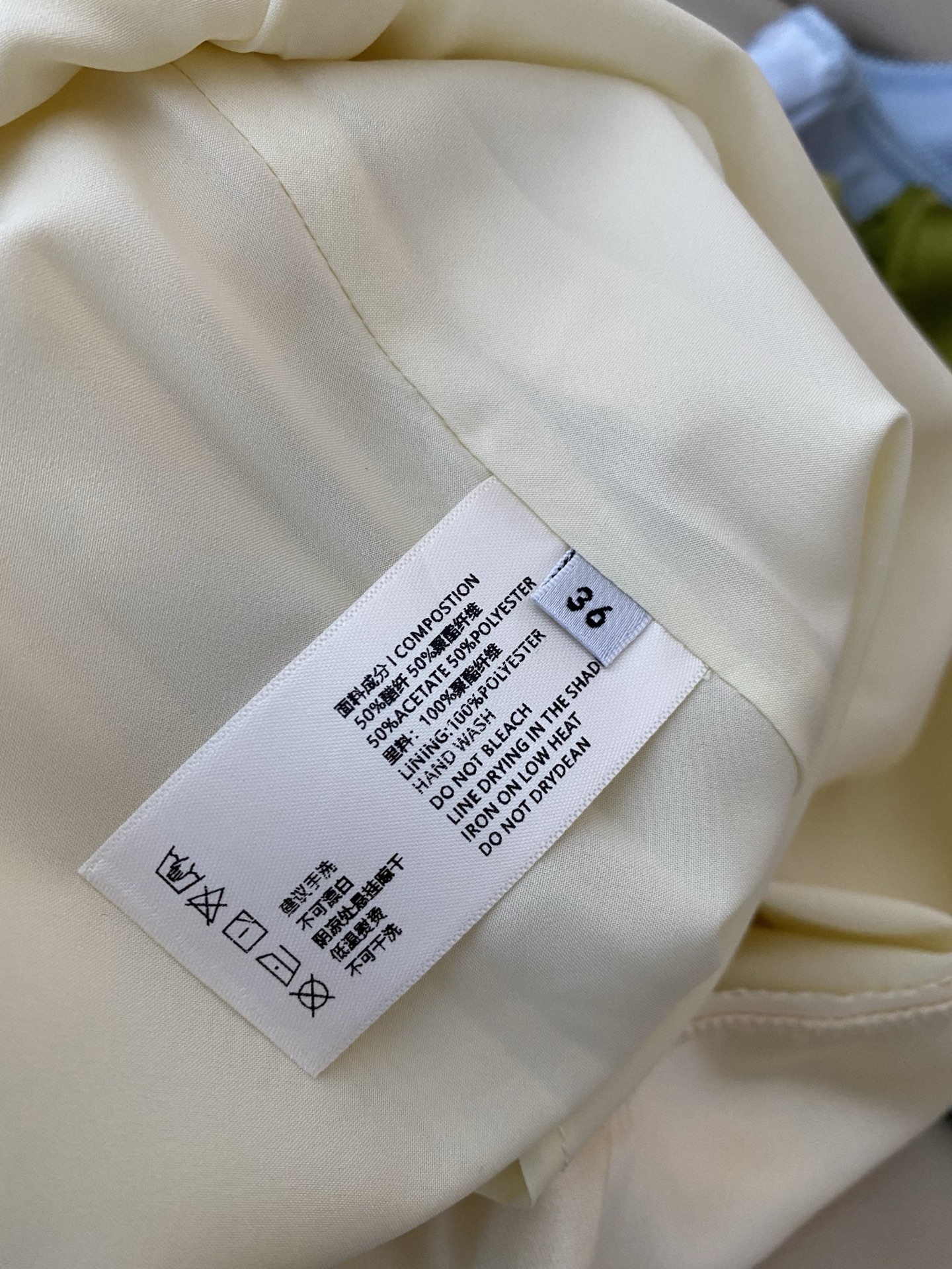 26SS 春夏新款 | 缎面蕾丝半身短裙甄选柔光顺滑缎面打造高腰短款版型，自带垂坠显瘦质感，下摆睫毛蕾丝