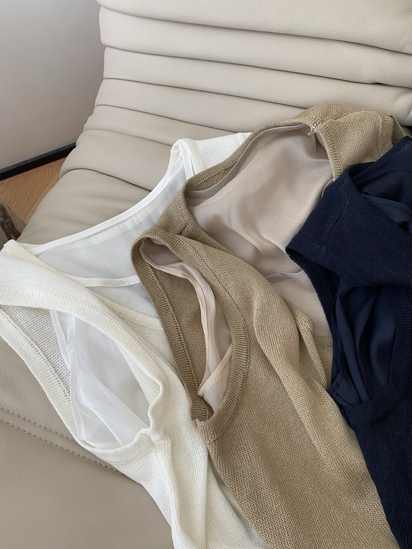 26SS 春夏新款 | 假两件排扣针织背心，甄选轻薄透气冰丝针织面料打造宽松随性落肩版型，自带清爽柔肤滤