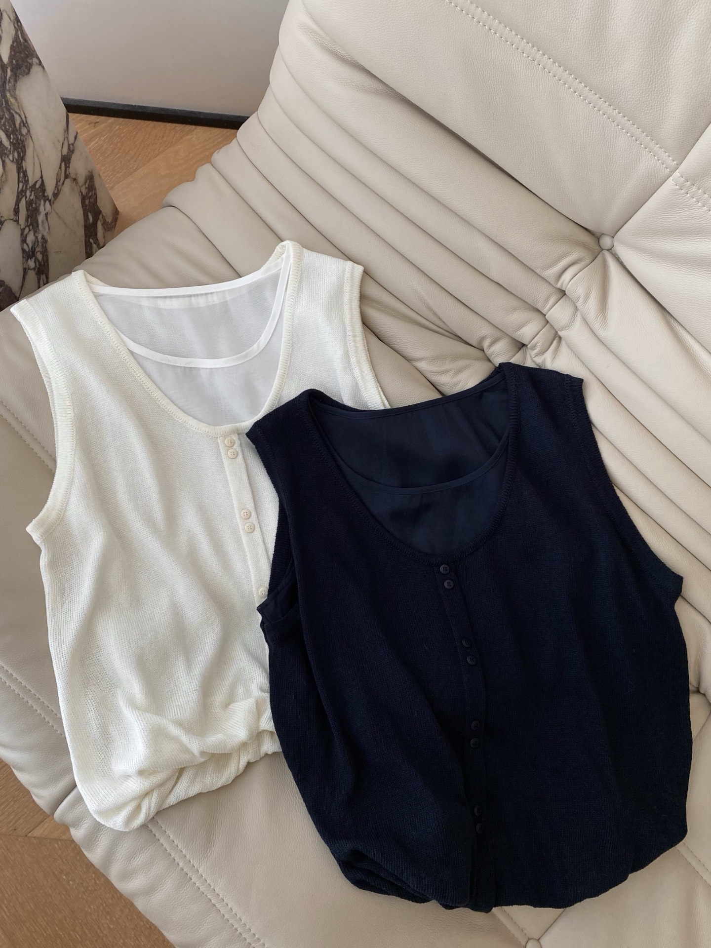26SS 春夏新款 | 假两件排扣针织背心，甄选轻薄透气冰丝针织面料打造宽松随性落肩版型，自带清爽柔肤滤