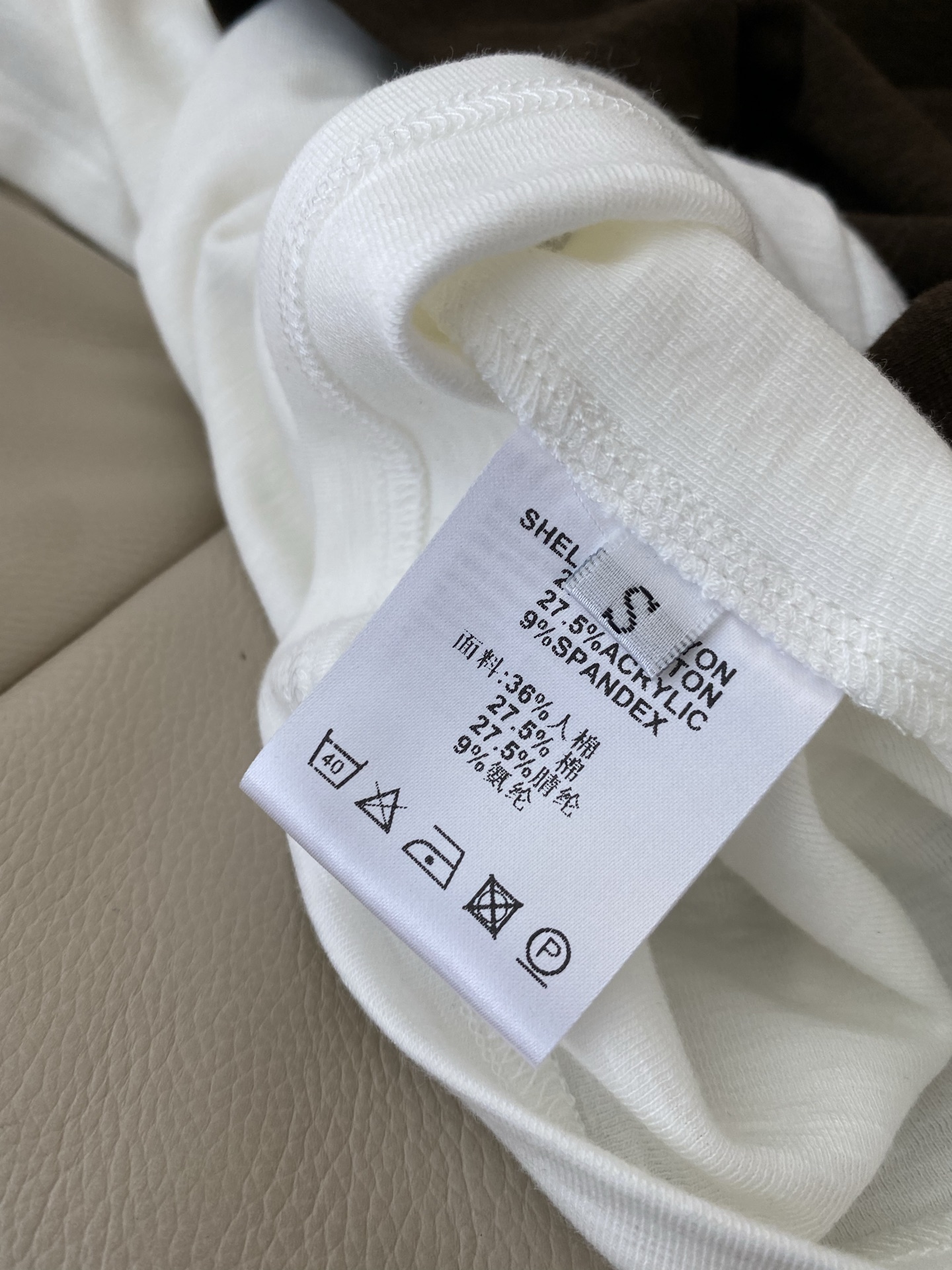 26SS 春夏新款 | 烫钻字母圆领修身短袖T恤，甄选软糯亲肤高弹棉料打造贴合身形短款版型，自带显瘦塑形