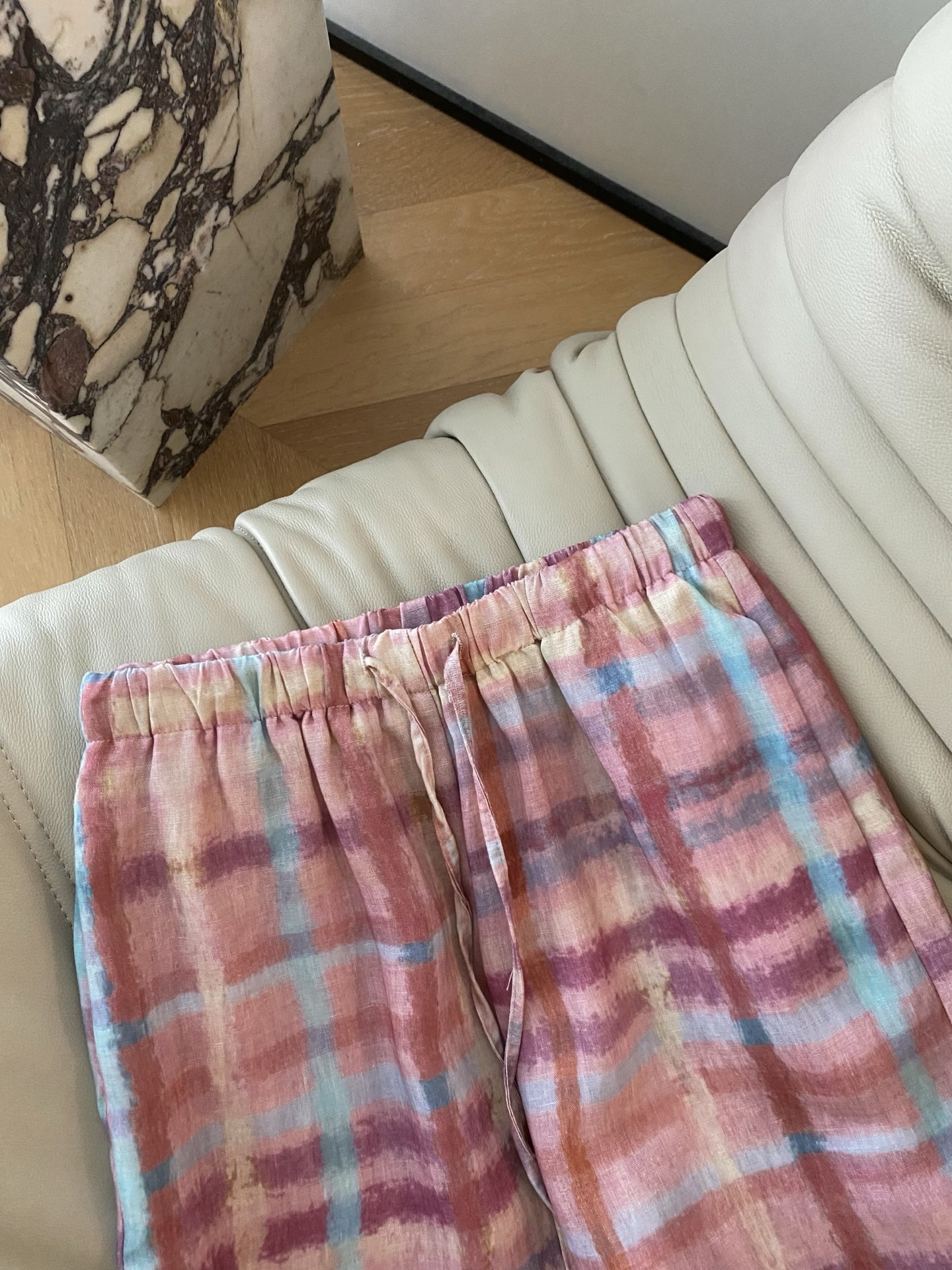 26SS 春夏新款 | 晕染粉调格纹抽绳阔腿裤，甄选透气轻薄麻感面料打造垂顺宽松阔腿版型，水彩做旧格纹印