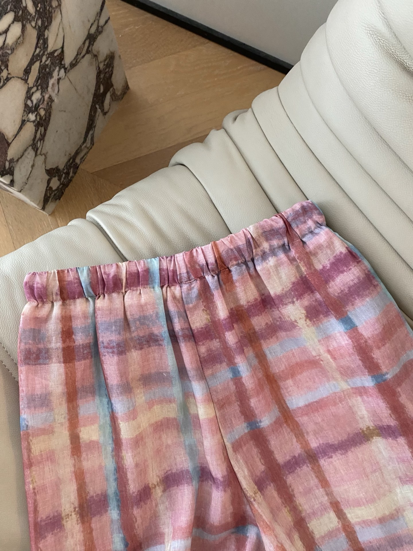 26SS 春夏新款 | 晕染粉调格纹抽绳阔腿裤，甄选透气轻薄麻感面料打造垂顺宽松阔腿版型，水彩做旧格纹印
