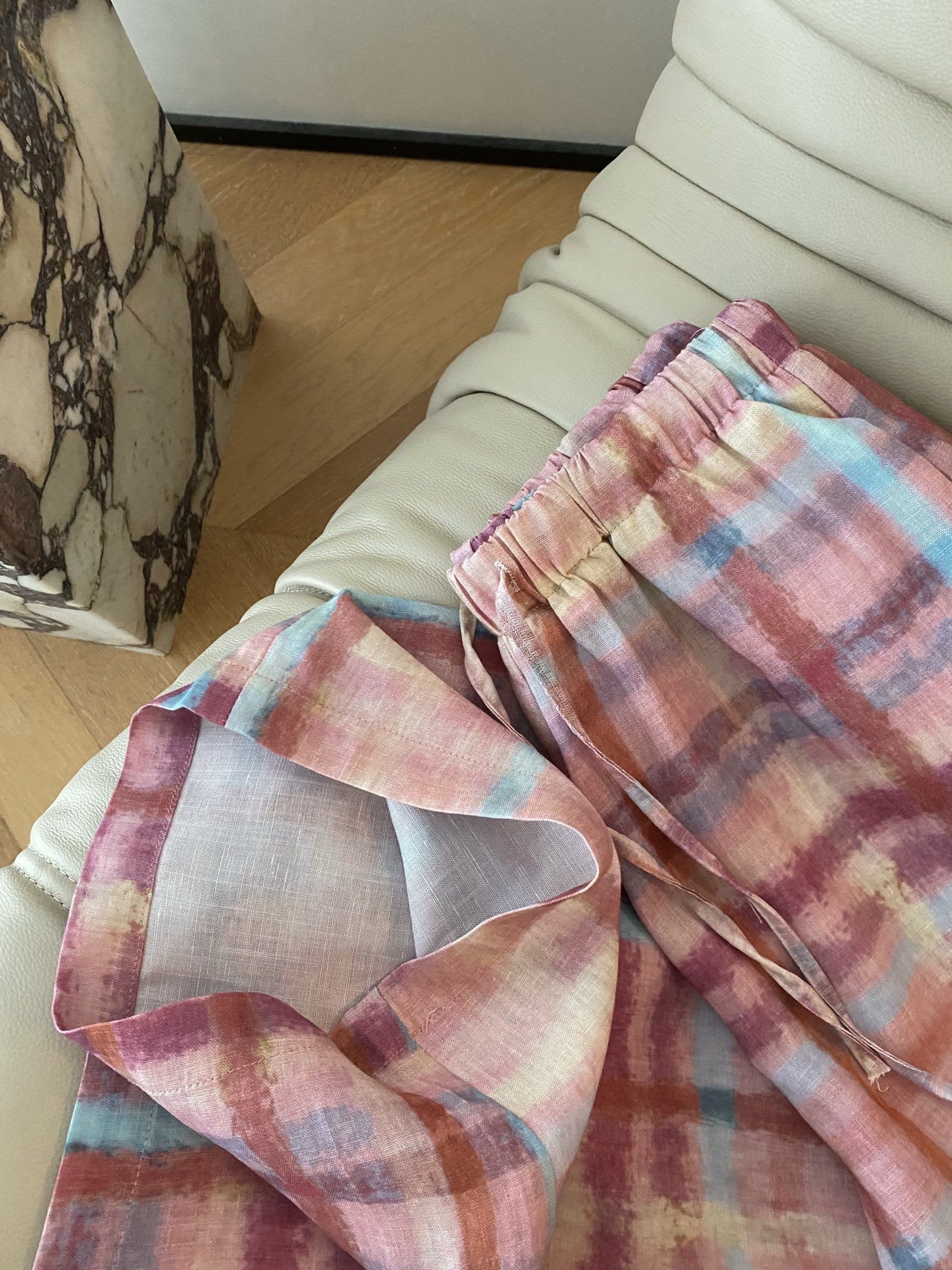 26SS 春夏新款 | 晕染粉调格纹抽绳阔腿裤，甄选透气轻薄麻感面料打造垂顺宽松阔腿版型，水彩做旧格纹印