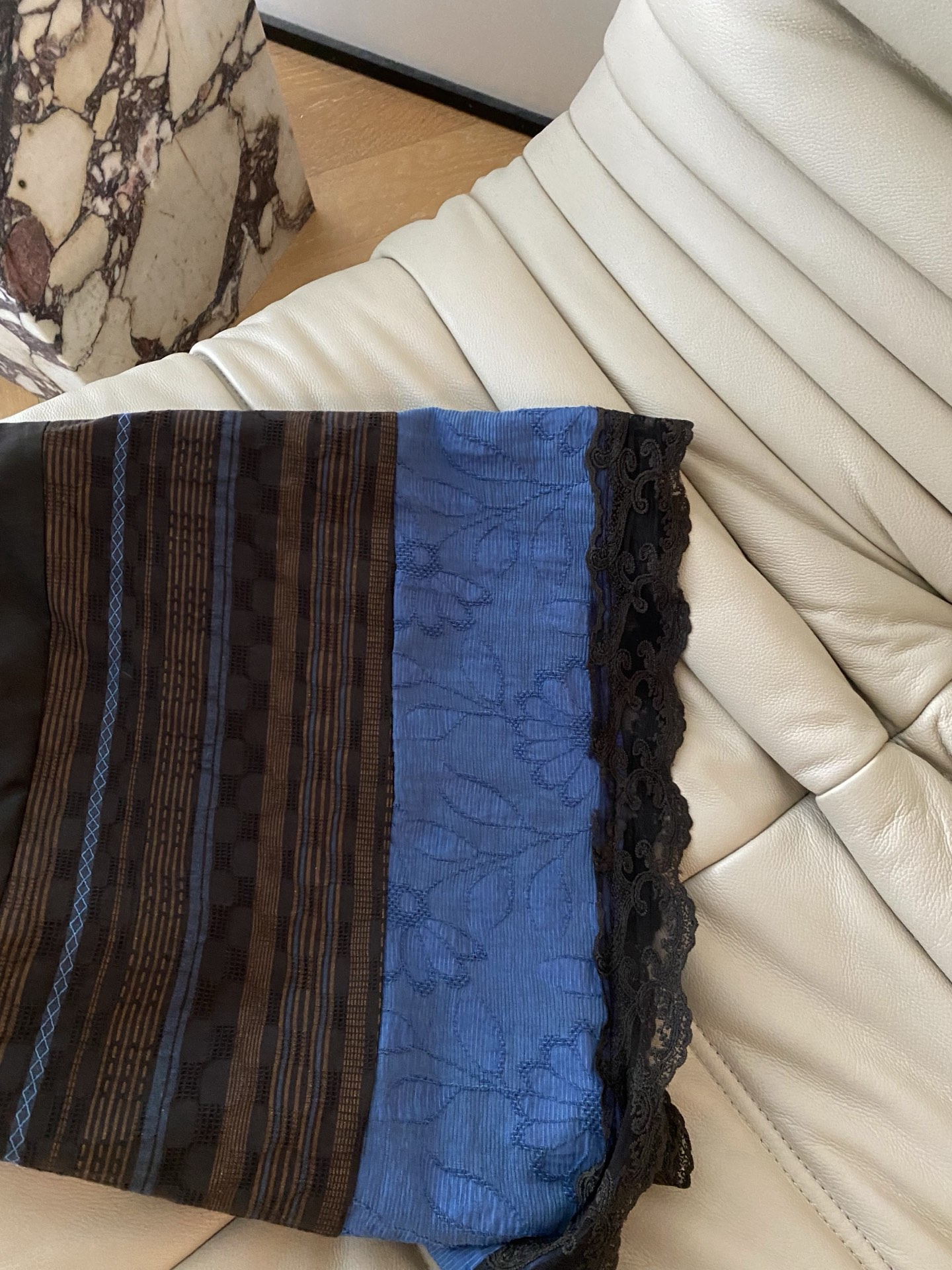 26SS 春夏新款 | 民族撞色拼接蕾丝短裙，甄选挺括有型梭织面料打造高腰A字短款版型，复古条纹织带+蓝