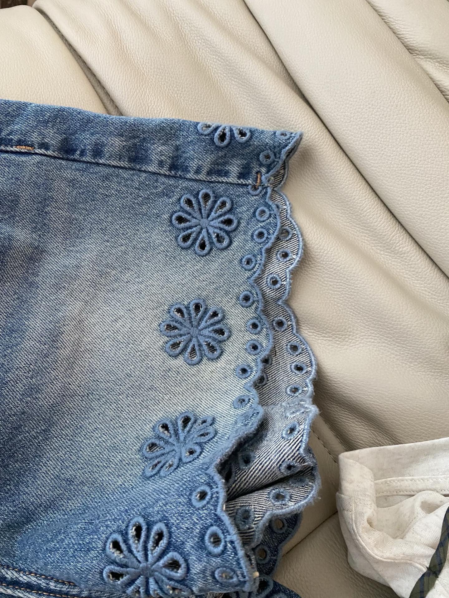 26SS 春夏新款｜镂空花朵花边高腰牛仔短裤，甄选柔软水洗牛仔面料打造宽松显瘦A字阔腿版型，自带清爽减龄