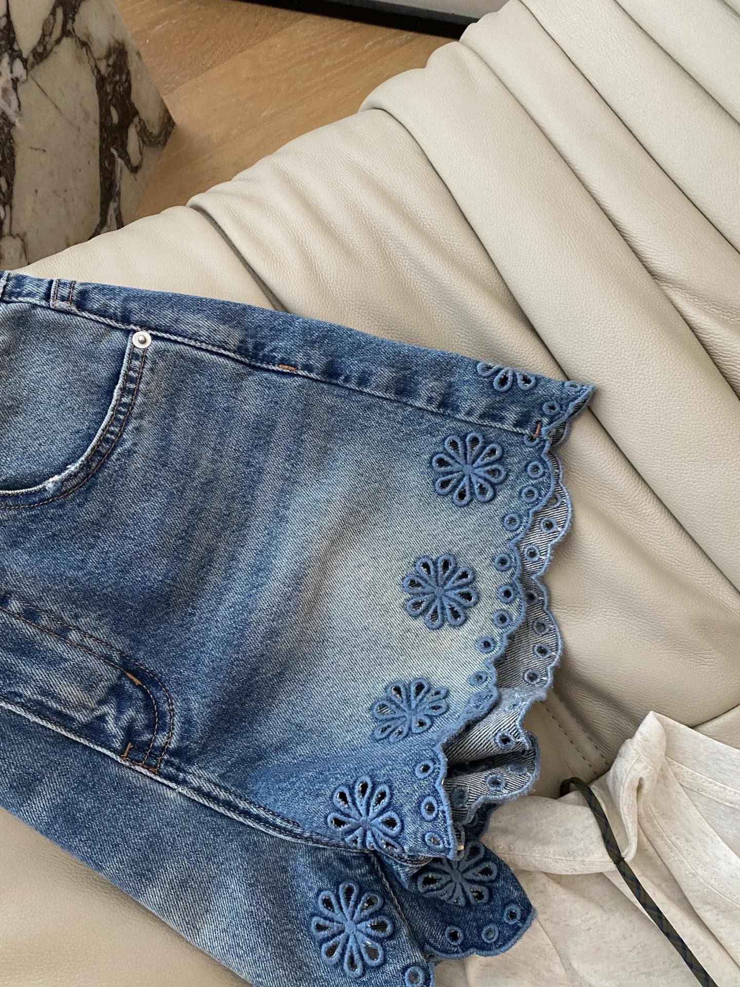 26SS 春夏新款｜镂空花朵花边高腰牛仔短裤，甄选柔软水洗牛仔面料打造宽松显瘦A字阔腿版型，自带清爽减龄