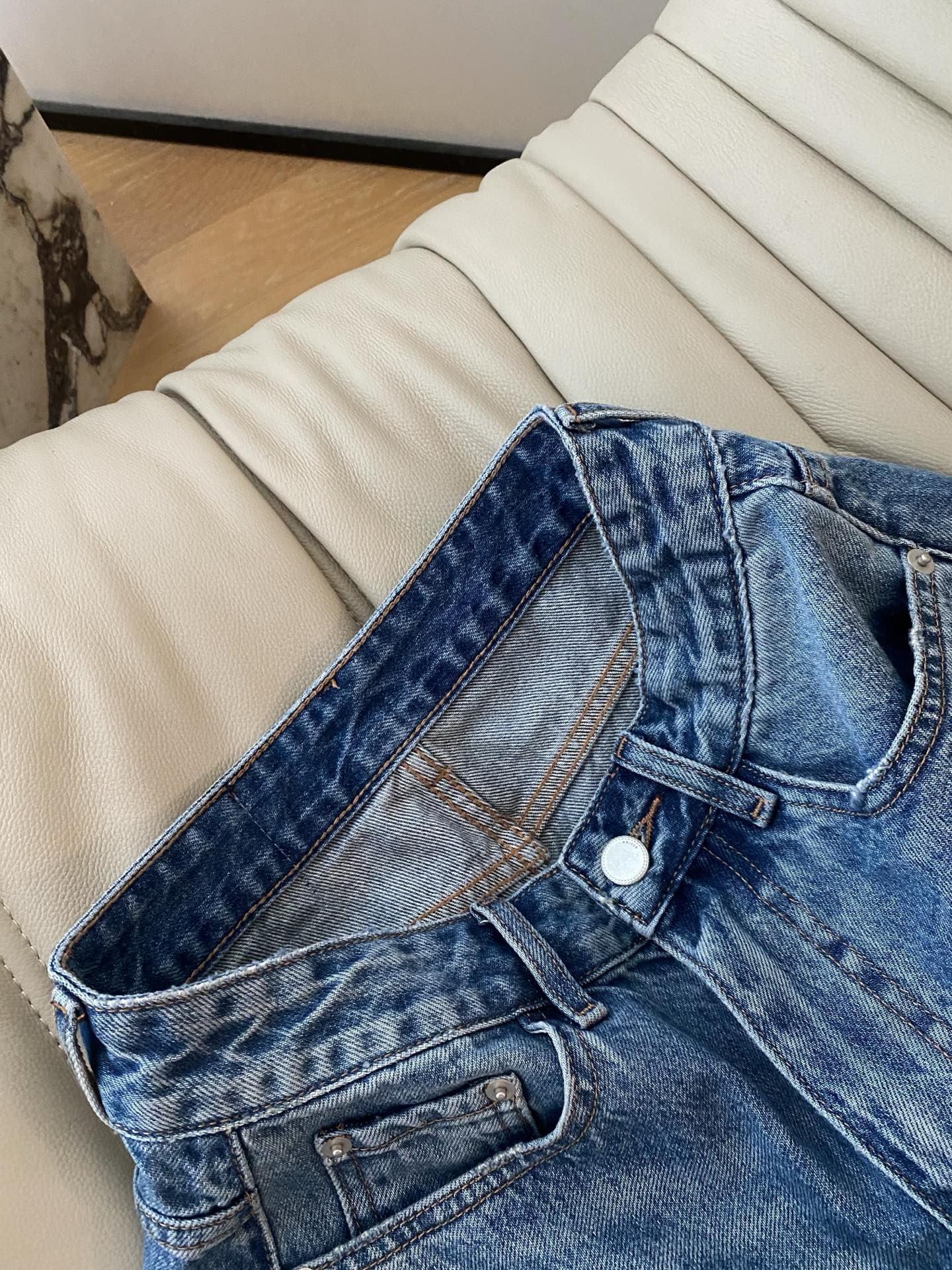 26SS 春夏新款｜镂空花朵花边高腰牛仔短裤，甄选柔软水洗牛仔面料打造宽松显瘦A字阔腿版型，自带清爽减龄