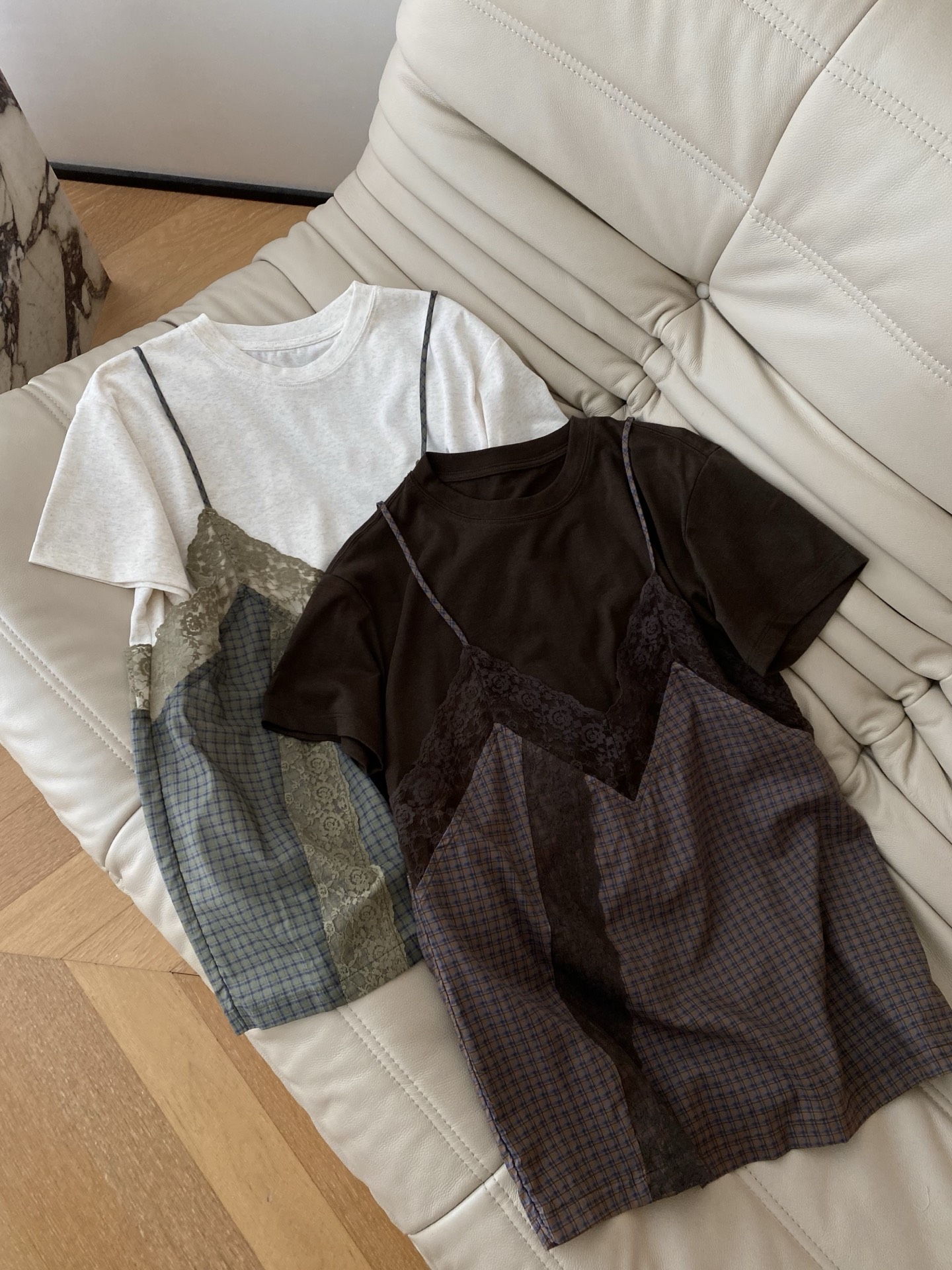 26SS 春夏新款｜蕾丝格纹吊带假两件短袖套装，甄选软糯亲肤水洗棉料打造宽松基础圆领短袖版型，自带复古做