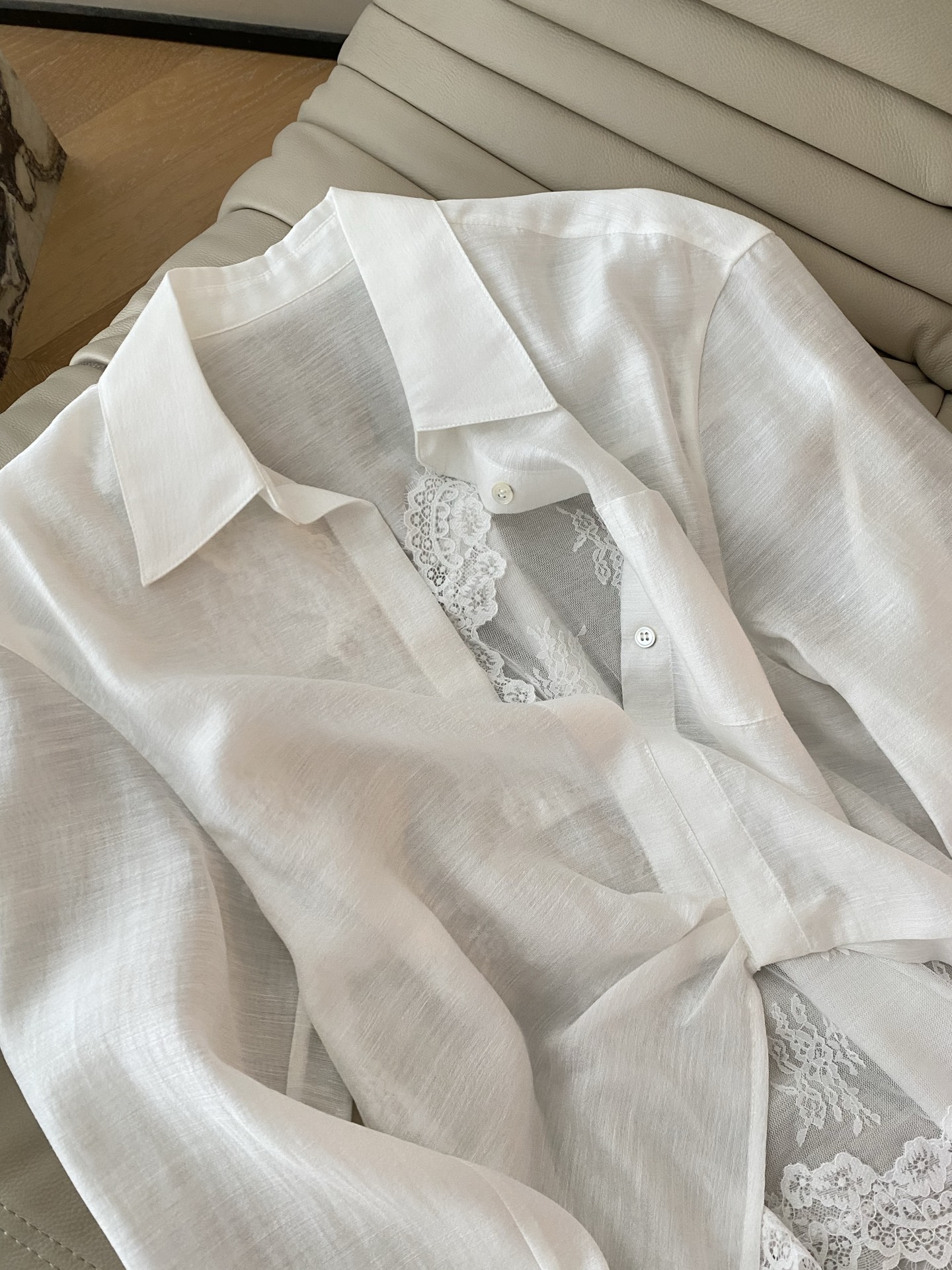26SS 春夏新款｜翻领天丝麻褶皱衬衫+蕾丝内搭两件套，甄选轻薄微透天丝亚麻面料打造宽松垂感长袖衬衫，自