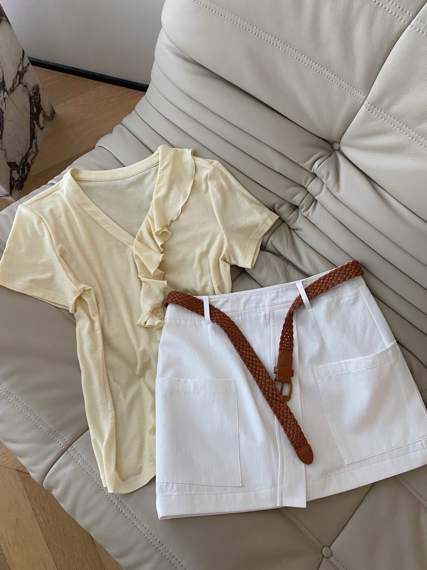 26SS 春夏新款｜V领荷叶边修身短袖T恤，甄选软糯亲肤弹力针织面料打造显瘦斜V领短袖版型，自带温柔知性