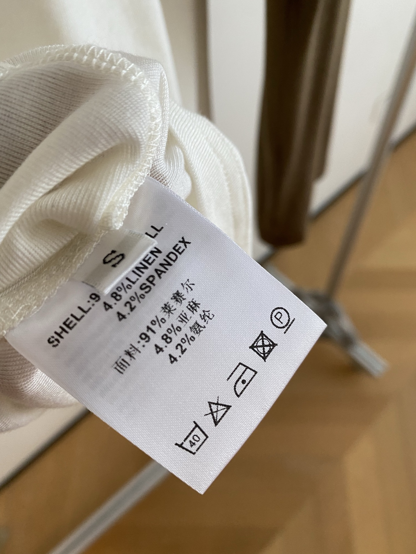 26SS 春夏新款｜V领荷叶边修身短袖T恤，甄选软糯亲肤弹力针织面料打造显瘦斜V领短袖版型，自带温柔知性