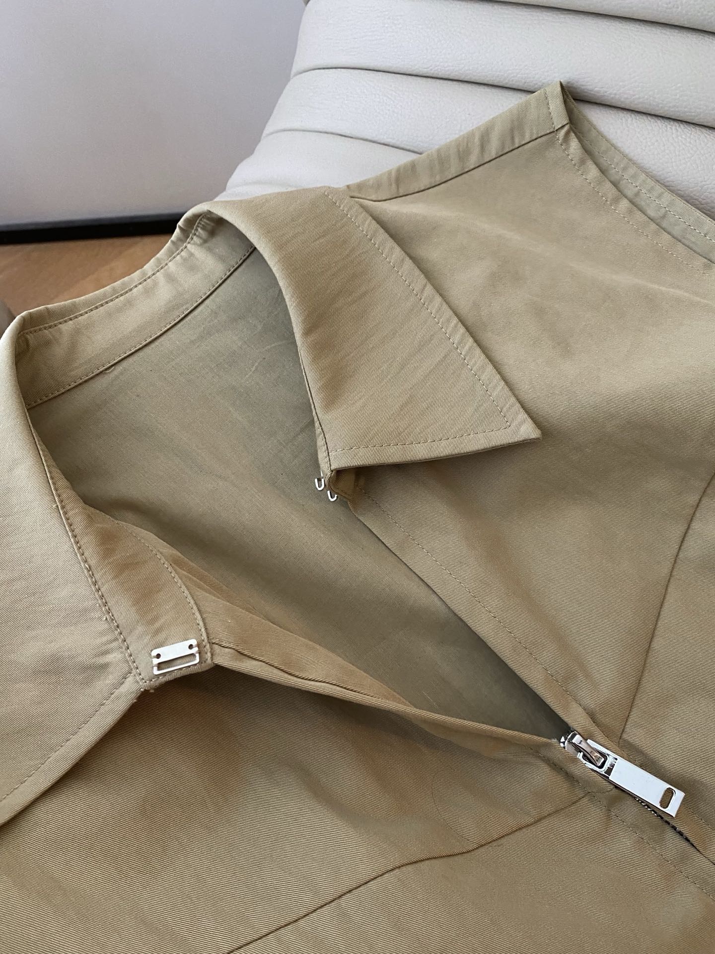 26SS 春夏新款｜翻领无袖工装收腰连衣裙，甄选透气抗皱工装棉面料打造利落无袖短款裙型，自带极简户外松弛