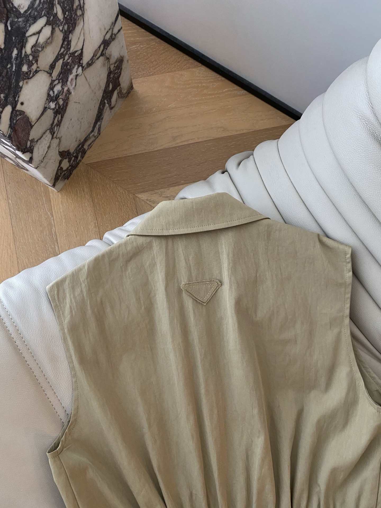 26SS 春夏新款｜翻领无袖工装收腰连衣裙，甄选透气抗皱工装棉面料打造利落无袖短款裙型，自带极简户外松弛