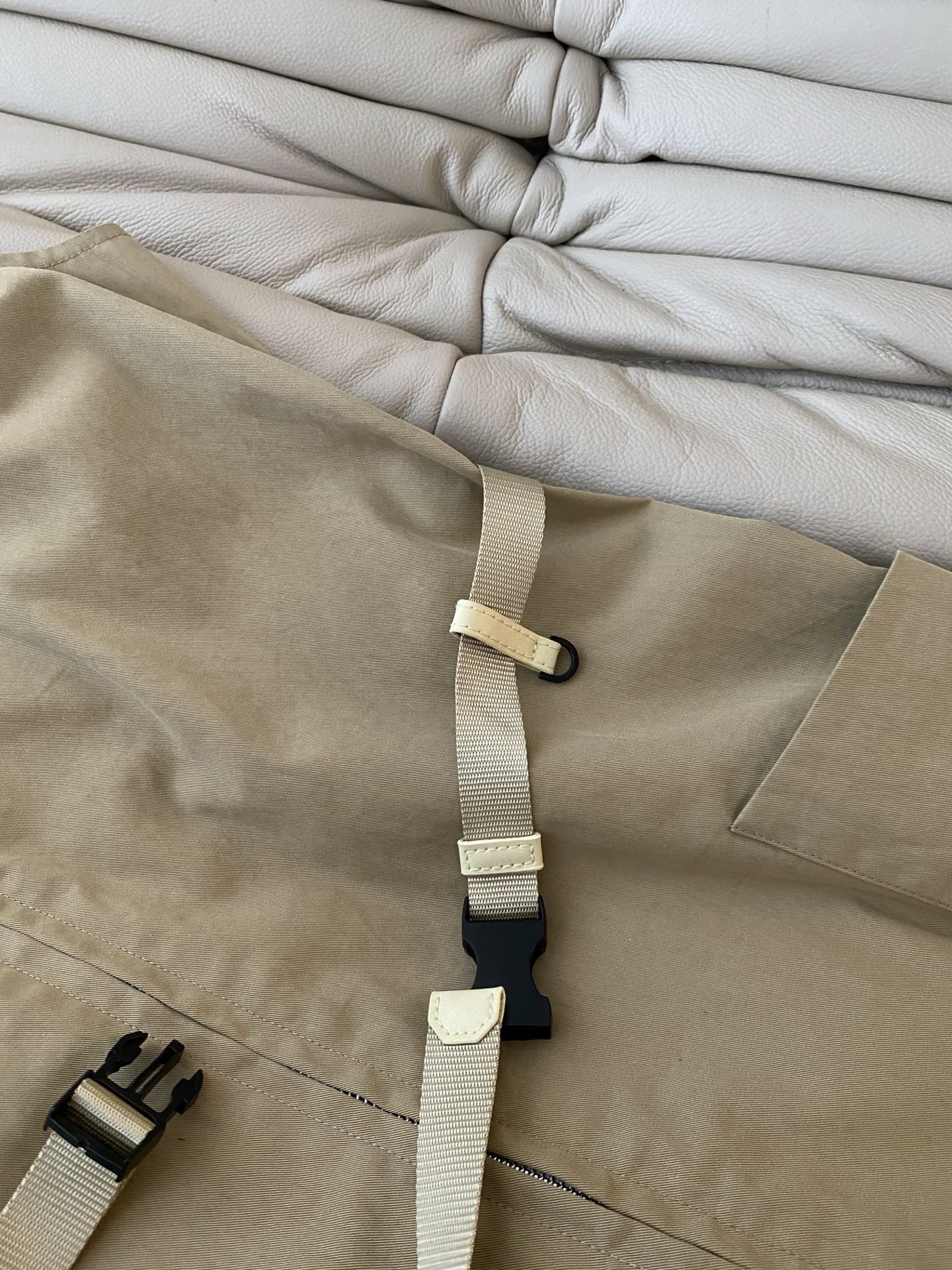 26SS 春夏新款｜翻领无袖工装收腰连衣裙，甄选透气抗皱工装棉面料打造利落无袖短款裙型，自带极简户外松弛