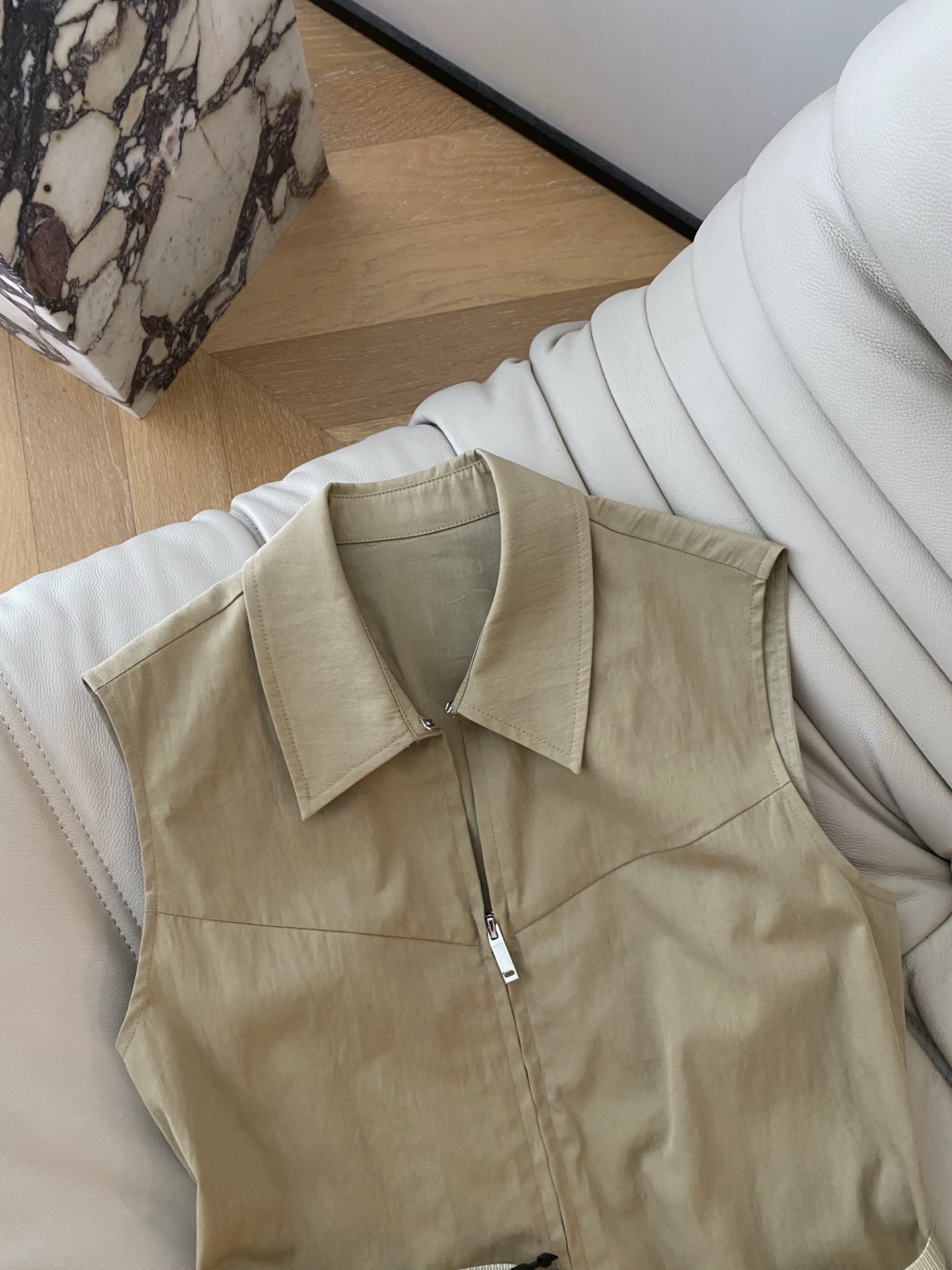26SS 春夏新款｜翻领无袖工装收腰连衣裙，甄选透气抗皱工装棉面料打造利落无袖短款裙型，自带极简户外松弛