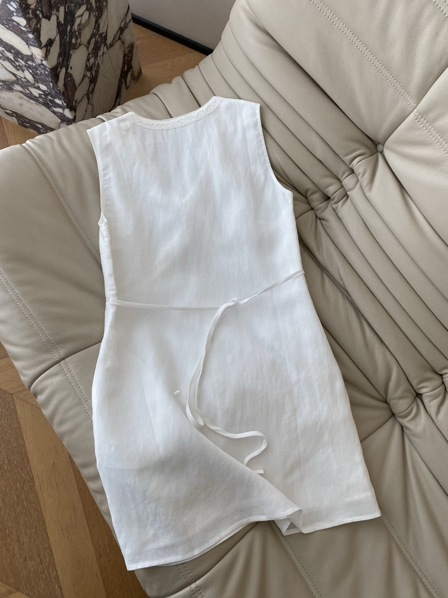 26SS 春夏新款｜蕾丝花朵V领无袖亚麻短裙，甄选透气肌理亚麻面料打造修身短款直筒版型，自带温柔纯欲氛围